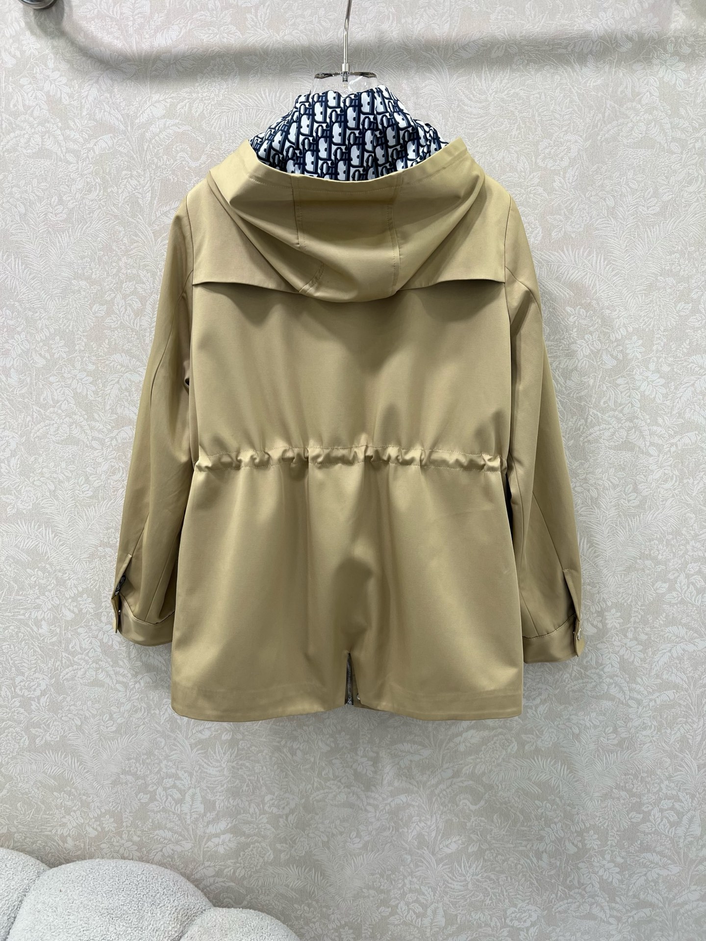 🔥🔥Dio*25新款连帽腰抽绳风衣外套 定制YB进口材质 挺括有型 饰以拉链按扣调节装饰 便捷穿脱 连帽