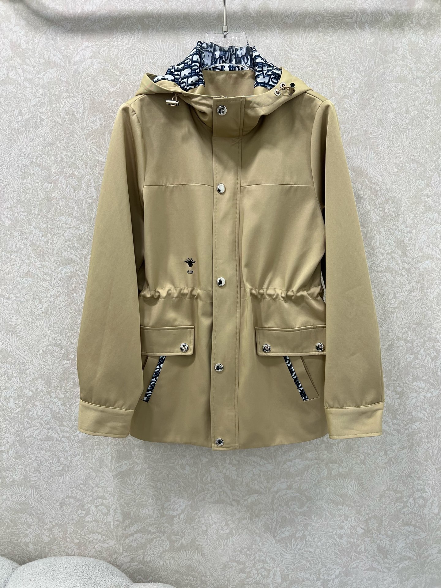 🔥🔥Dio*25新款连帽腰抽绳风衣外套 定制YB进口材质 挺括有型 饰以拉链按扣调节装饰 便捷穿脱 连帽