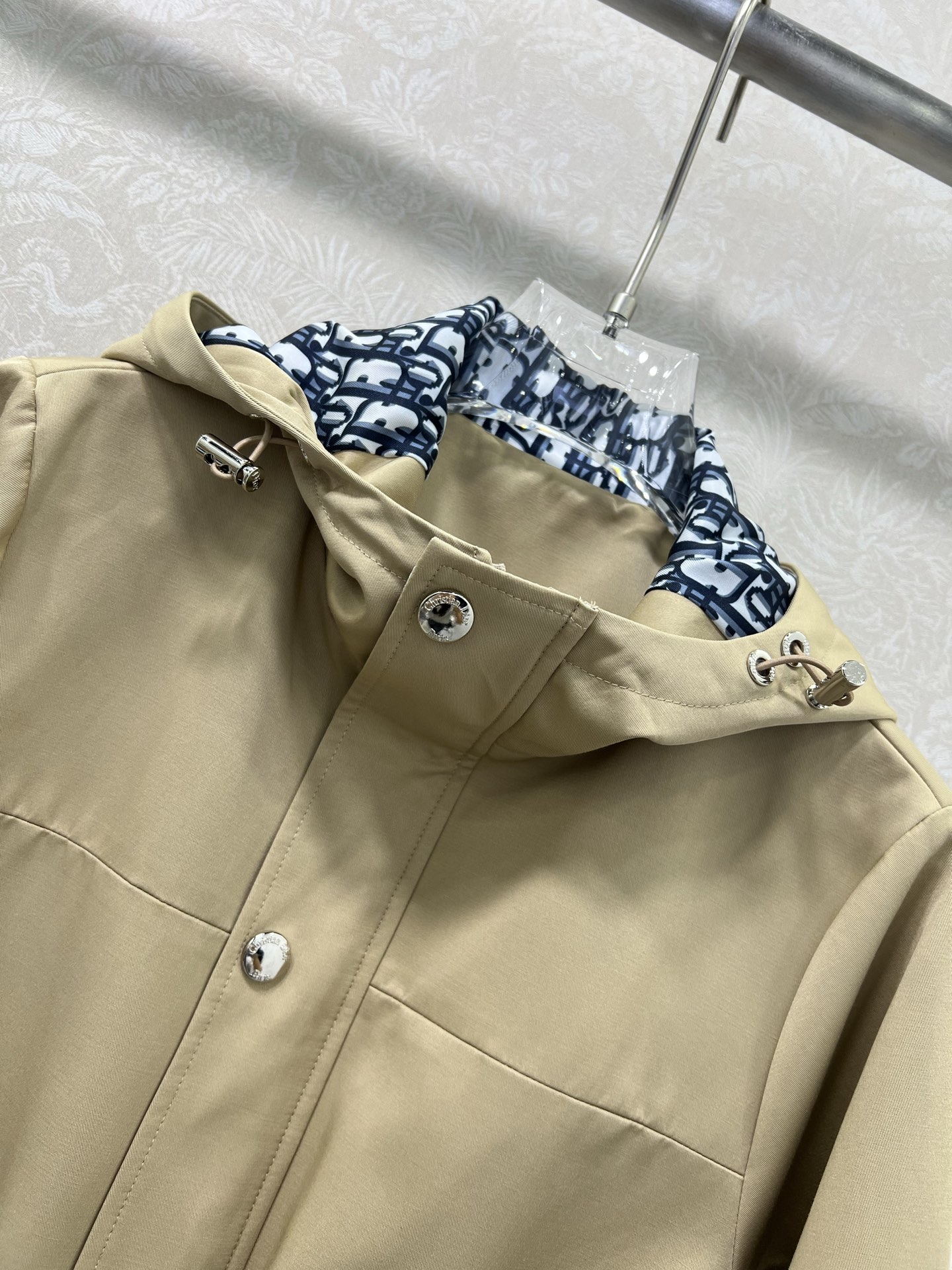 🔥🔥Dio*25新款连帽腰抽绳风衣外套 定制YB进口材质 挺括有型 饰以拉链按扣调节装饰 便捷穿脱 连帽