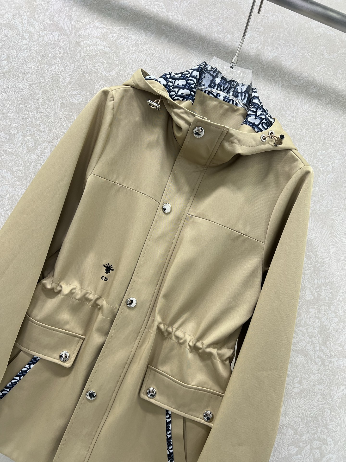 🔥🔥Dio*25新款连帽腰抽绳风衣外套 定制YB进口材质 挺括有型 饰以拉链按扣调节装饰 便捷穿脱 连帽