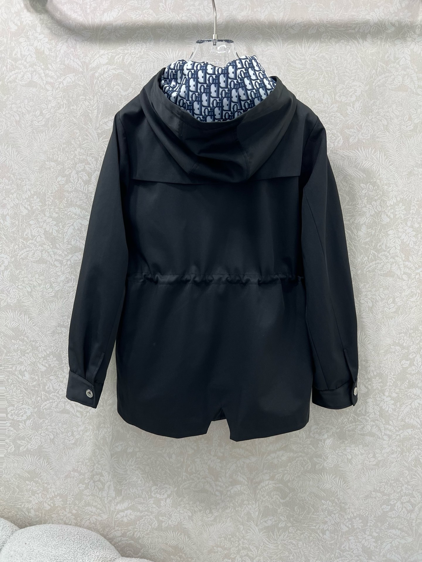 🔥🔥Dio*25新款连帽腰抽绳风衣外套 定制YB进口材质 挺括有型 饰以拉链按扣调节装饰 便捷穿脱 连帽