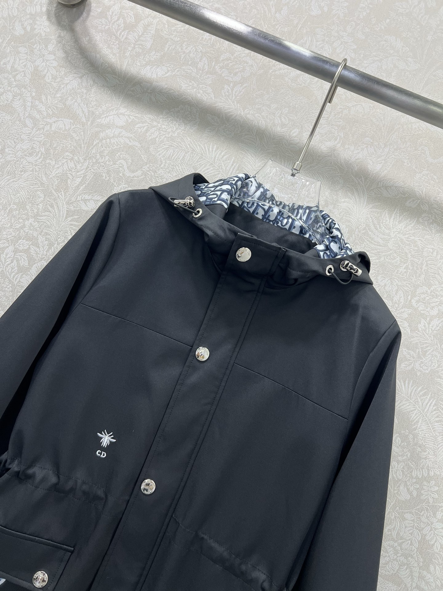 🔥🔥Dio*25新款连帽腰抽绳风衣外套 定制YB进口材质 挺括有型 饰以拉链按扣调节装饰 便捷穿脱 连帽