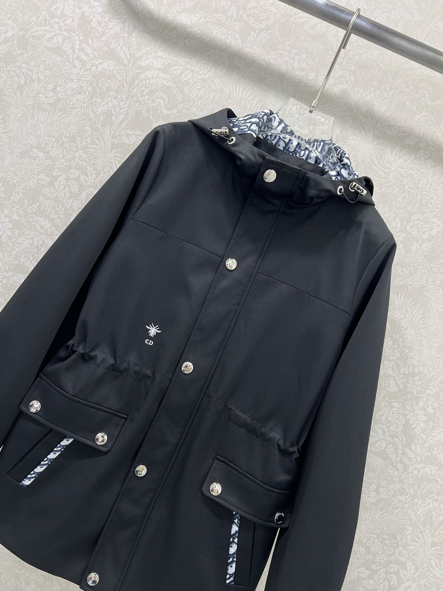 🔥🔥Dio*25新款连帽腰抽绳风衣外套 定制YB进口材质 挺括有型 饰以拉链按扣调节装饰 便捷穿脱 连帽