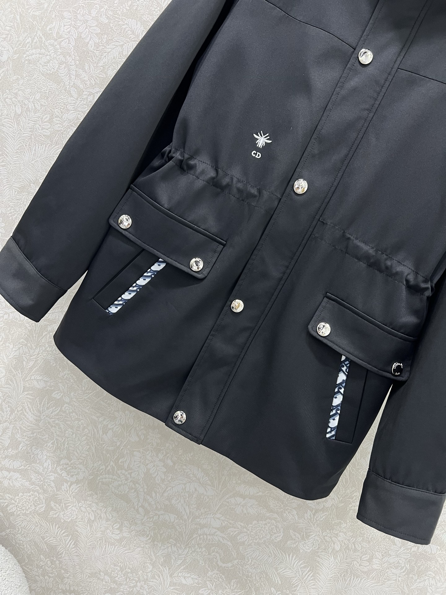 🔥🔥Dio*25新款连帽腰抽绳风衣外套 定制YB进口材质 挺括有型 饰以拉链按扣调节装饰 便捷穿脱 连帽