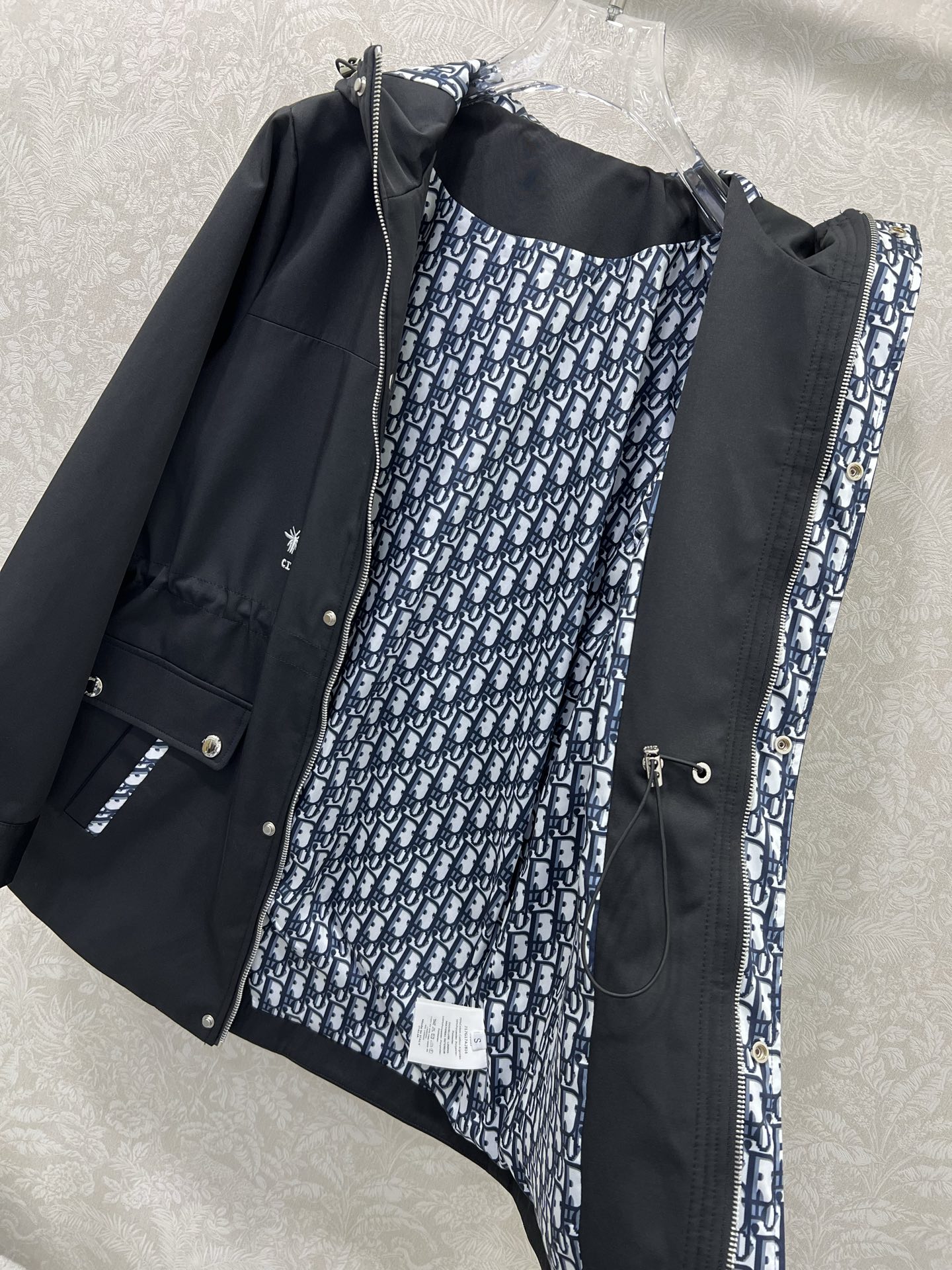 🔥🔥Dio*25新款连帽腰抽绳风衣外套 定制YB进口材质 挺括有型 饰以拉链按扣调节装饰 便捷穿脱 连帽