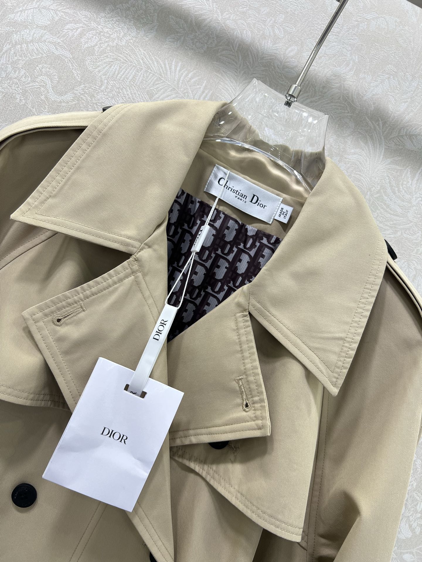 🔥🔥DIO* 25秋冬新款翻领系腰带风衣外套🧥 一定是让人眼前一亮的一款！版型无敌！腰部两侧本布腰带随意