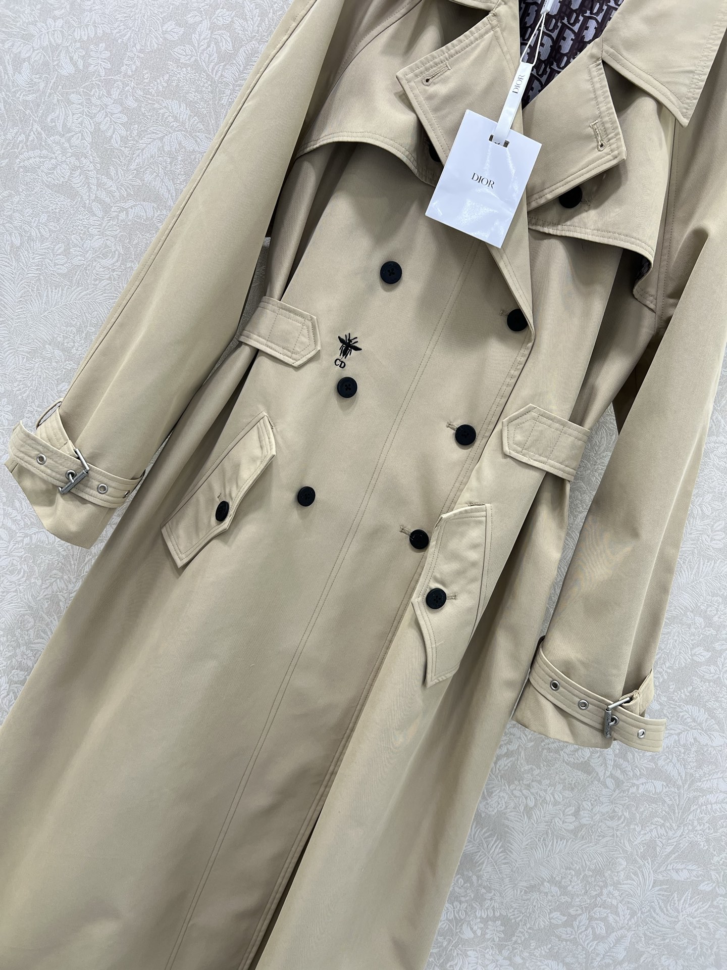 🔥🔥DIO* 25秋冬新款翻领系腰带风衣外套🧥 一定是让人眼前一亮的一款！版型无敌！腰部两侧本布腰带随意