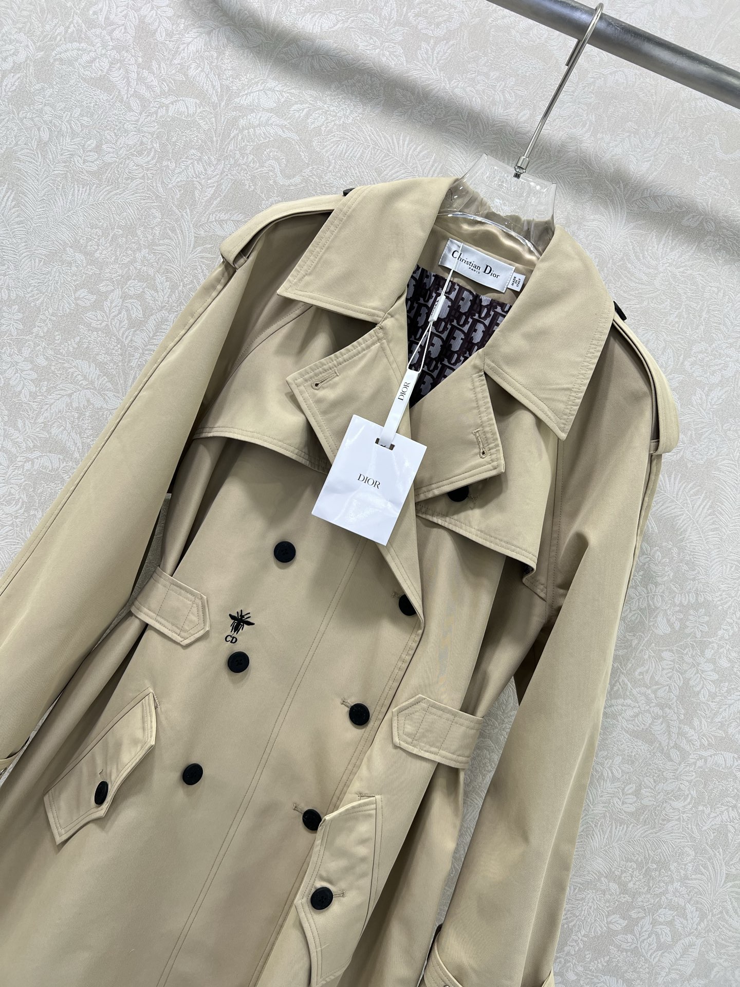 🔥🔥DIO* 25秋冬新款翻领系腰带风衣外套🧥 一定是让人眼前一亮的一款！版型无敌！腰部两侧本布腰带随意