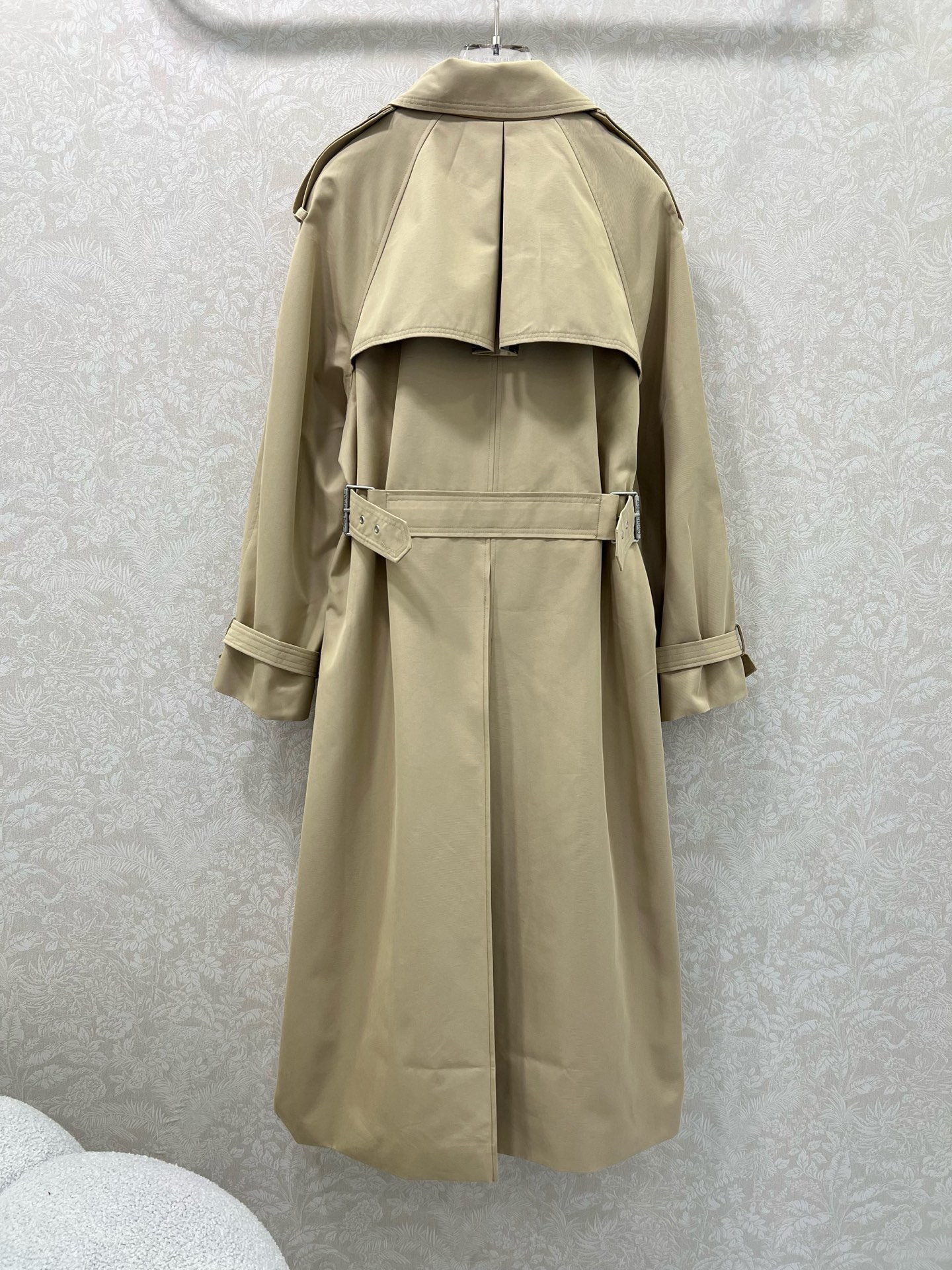 🔥🔥DIO* 25秋冬新款翻领系腰带风衣外套🧥 一定是让人眼前一亮的一款！版型无敌！腰部两侧本布腰带随意