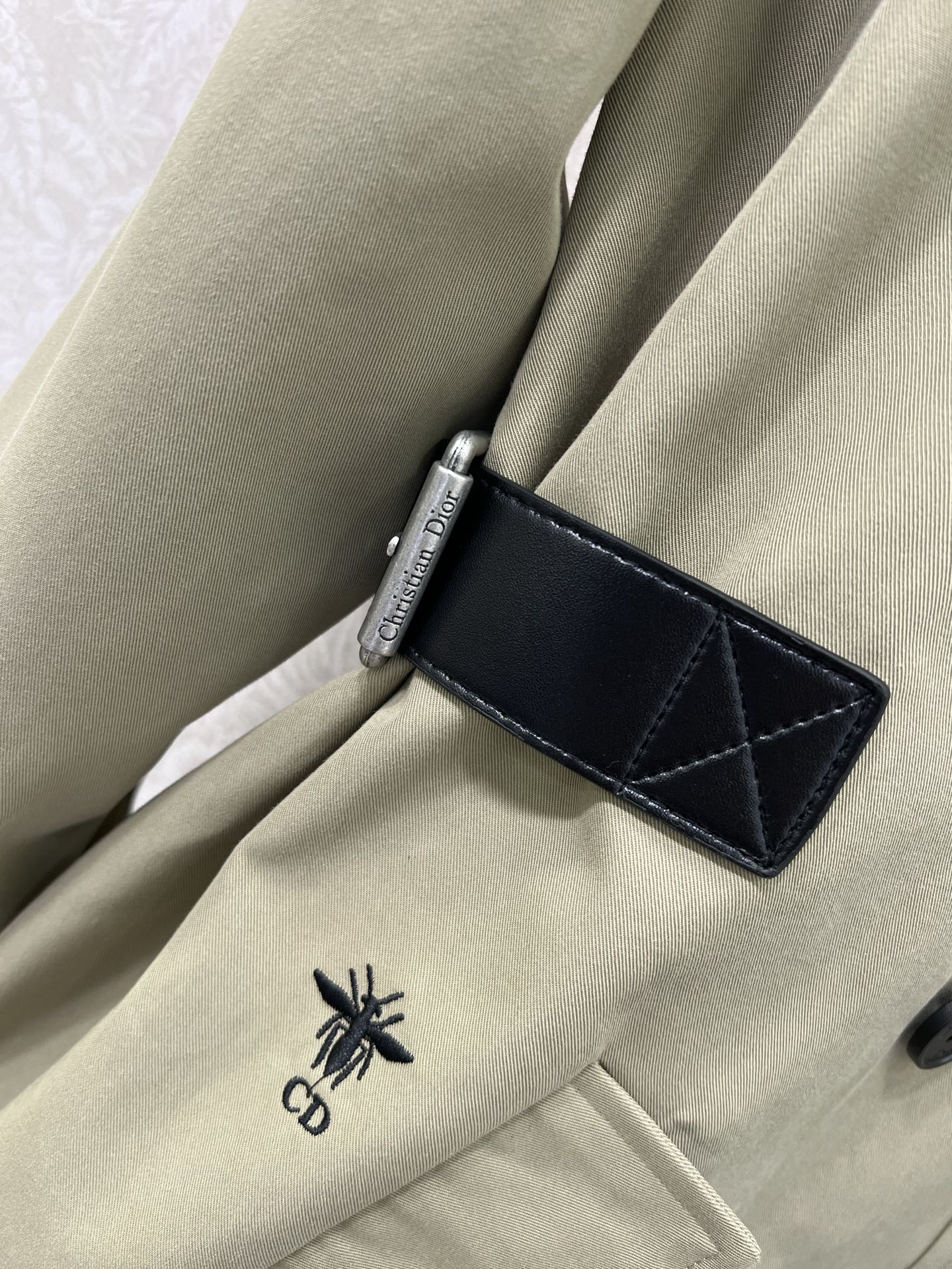 🔥🔥DIO* 25秋冬新款翻领系腰带风衣外套🧥 今年新色系 一定是让人眼前一亮的一款！版型无敌！腰部两侧