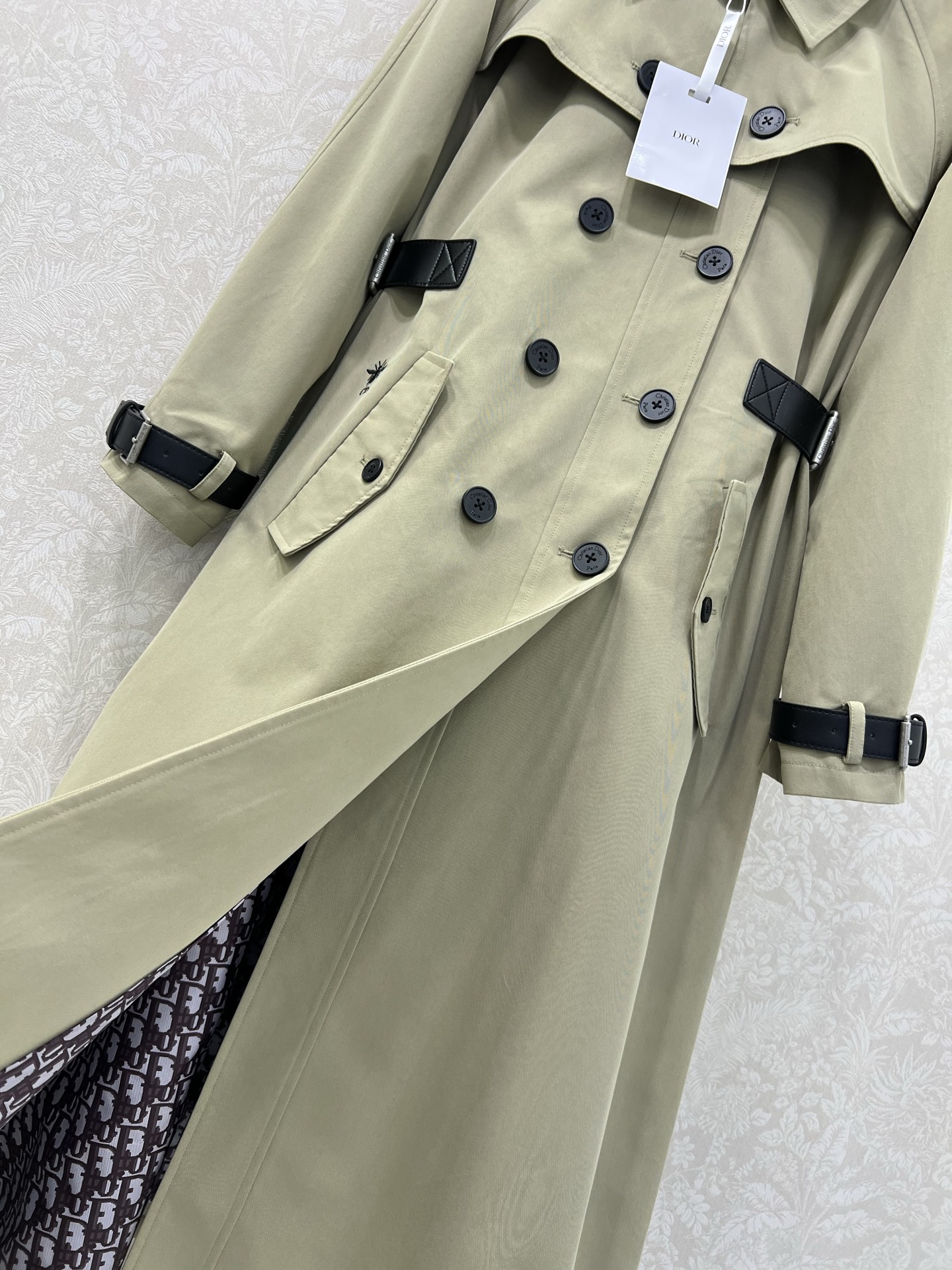 🔥🔥DIO* 25秋冬新款翻领系腰带风衣外套🧥 今年新色系 一定是让人眼前一亮的一款！版型无敌！腰部两侧