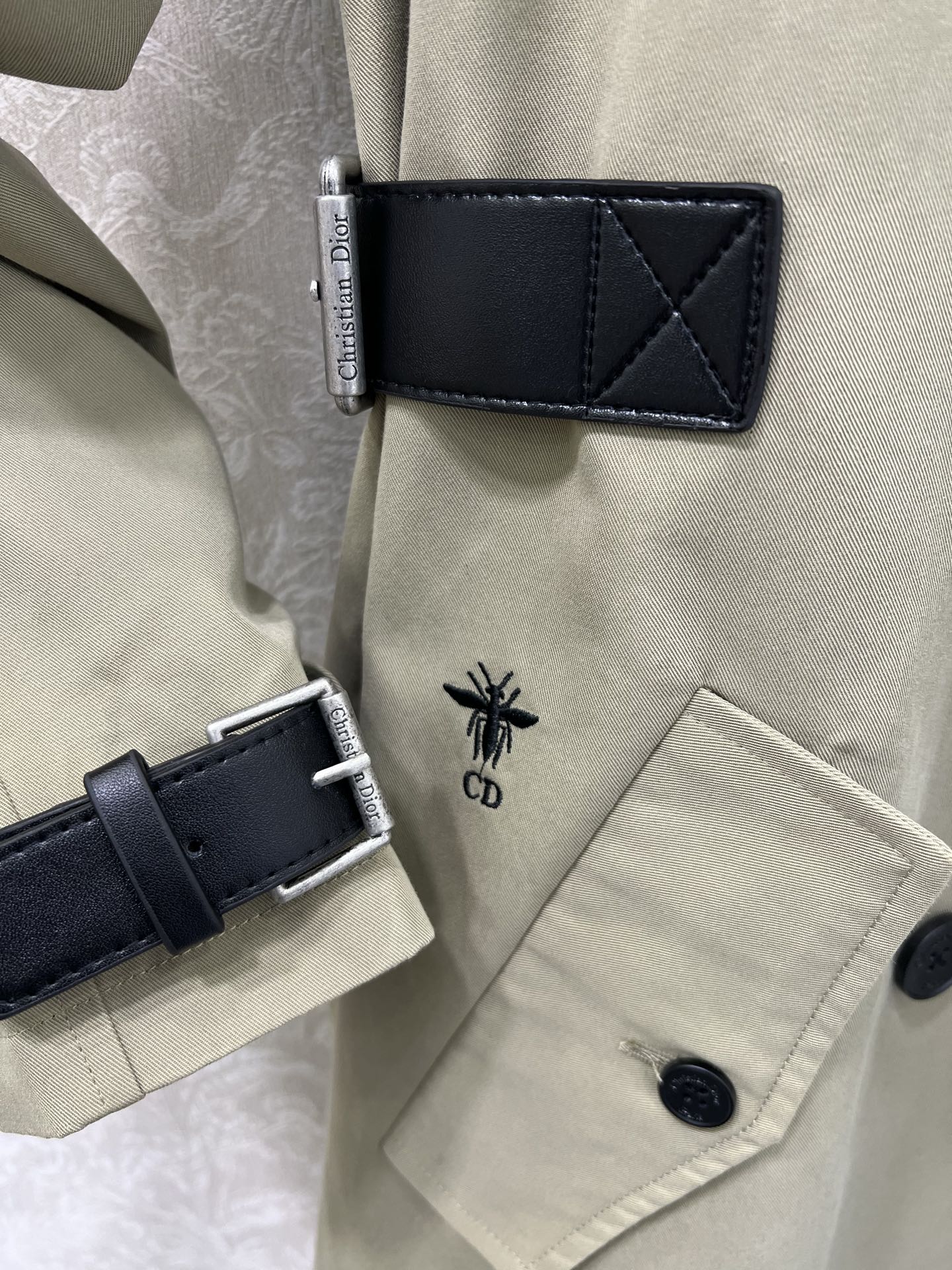 🔥🔥DIO* 25秋冬新款翻领系腰带风衣外套🧥 今年新色系 一定是让人眼前一亮的一款！版型无敌！腰部两侧