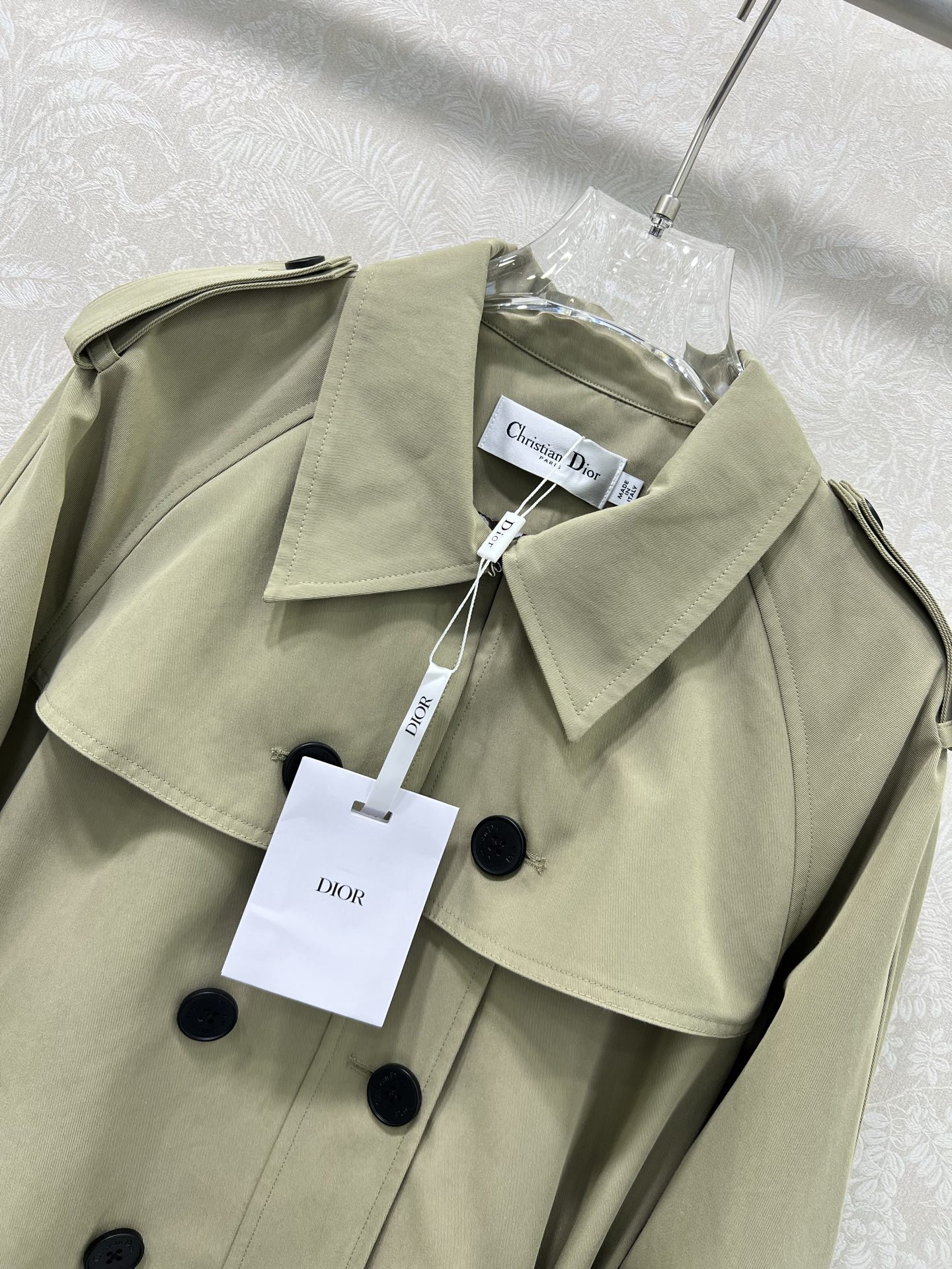 🔥🔥DIO* 25秋冬新款翻领系腰带风衣外套🧥 今年新色系 一定是让人眼前一亮的一款！版型无敌！腰部两侧