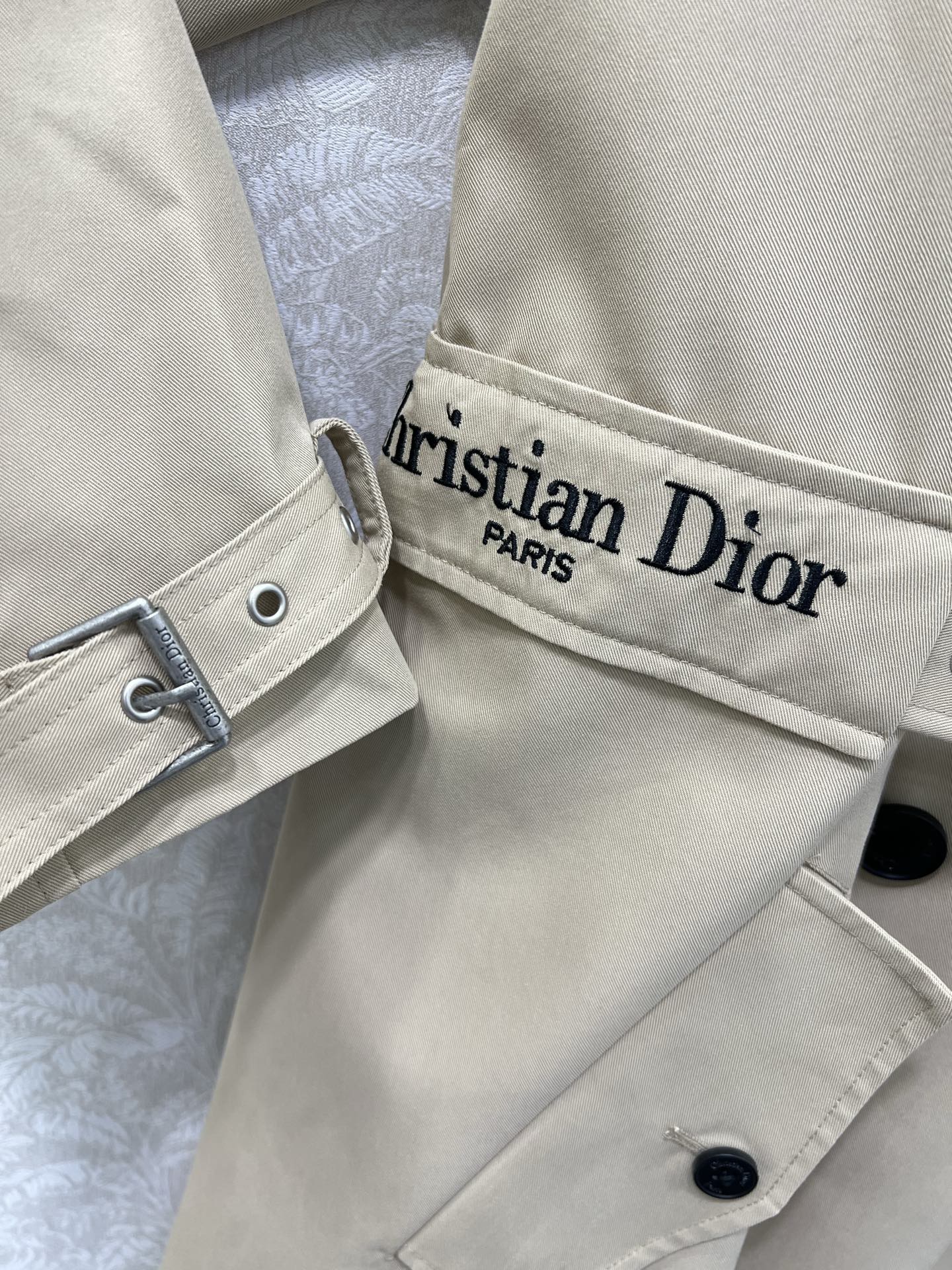 🔥🔥DIO* 25秋冬新款翻领系腰带风衣外套🧥 超经典一定是让人眼前一亮的一款！版型无敌！腰部隐形腰带➕