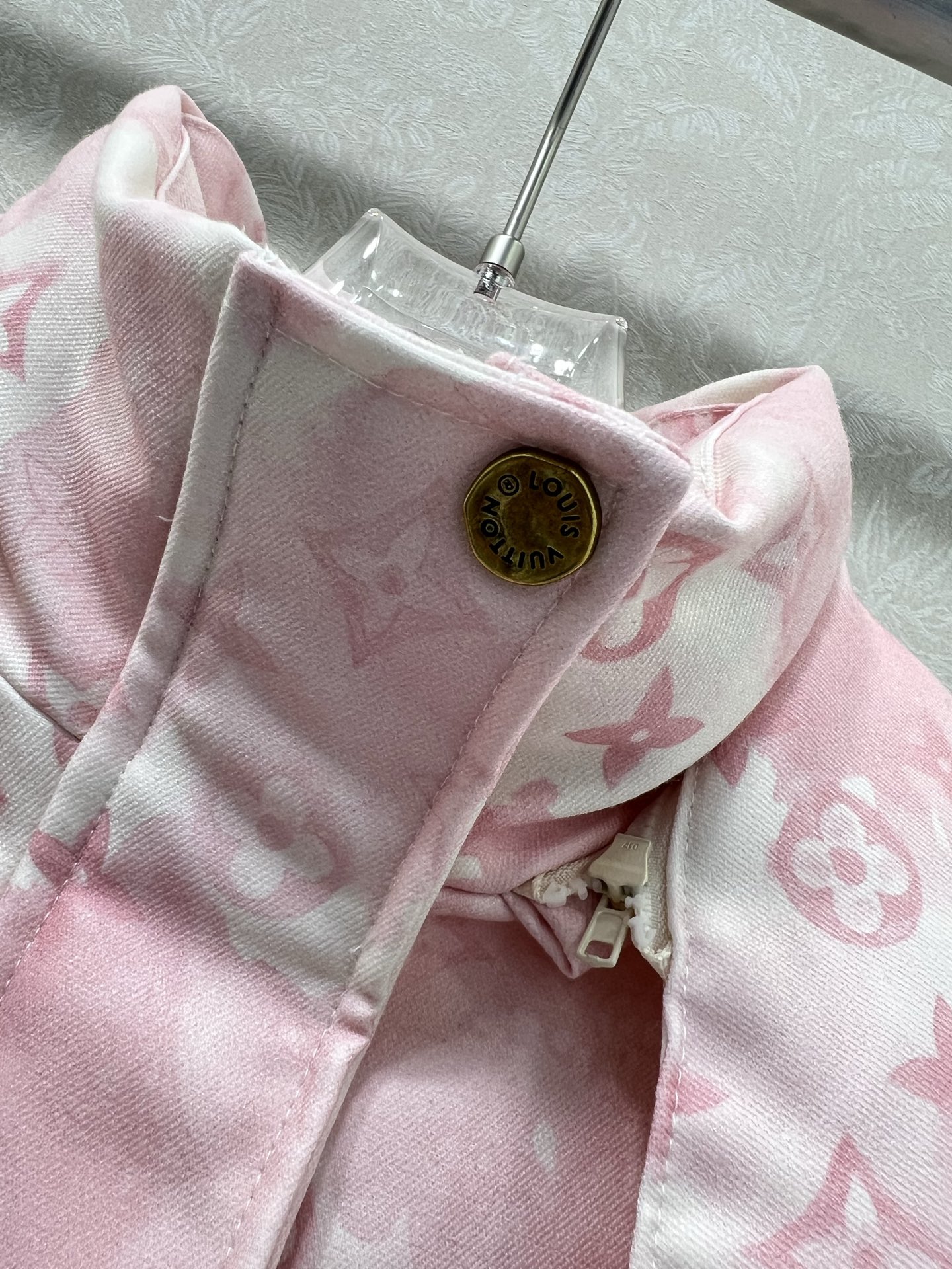 新出晕染粉色🔥🔥Louis Vuitt*n25新款羽绒服 90白鸭绒暗纹提花面料 可拆卸连帽设计 整件老