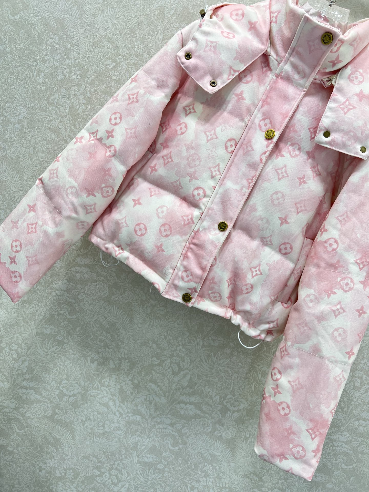 新出晕染粉色🔥🔥Louis Vuitt*n25新款羽绒服 90白鸭绒暗纹提花面料 可拆卸连帽设计 整件老