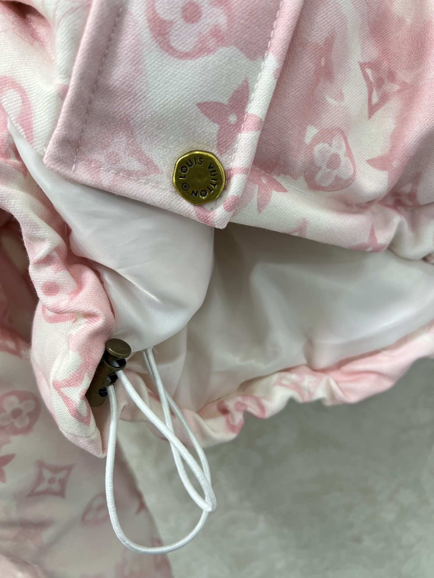 新出晕染粉色🔥🔥Louis Vuitt*n25新款羽绒服 90白鸭绒暗纹提花面料 可拆卸连帽设计 整件老