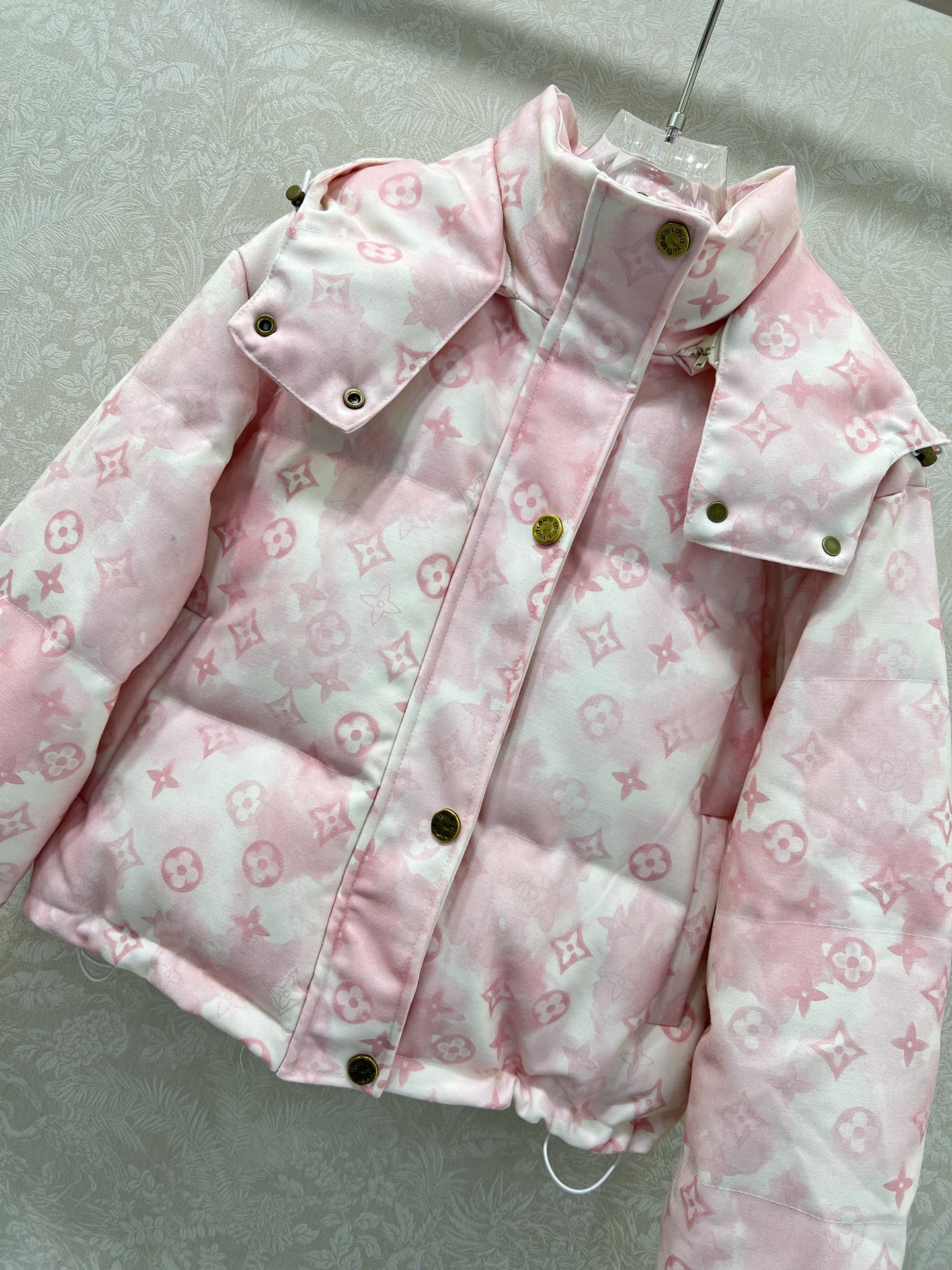 新出晕染粉色🔥🔥Louis Vuitt*n25新款羽绒服 90白鸭绒暗纹提花面料 可拆卸连帽设计 整件老