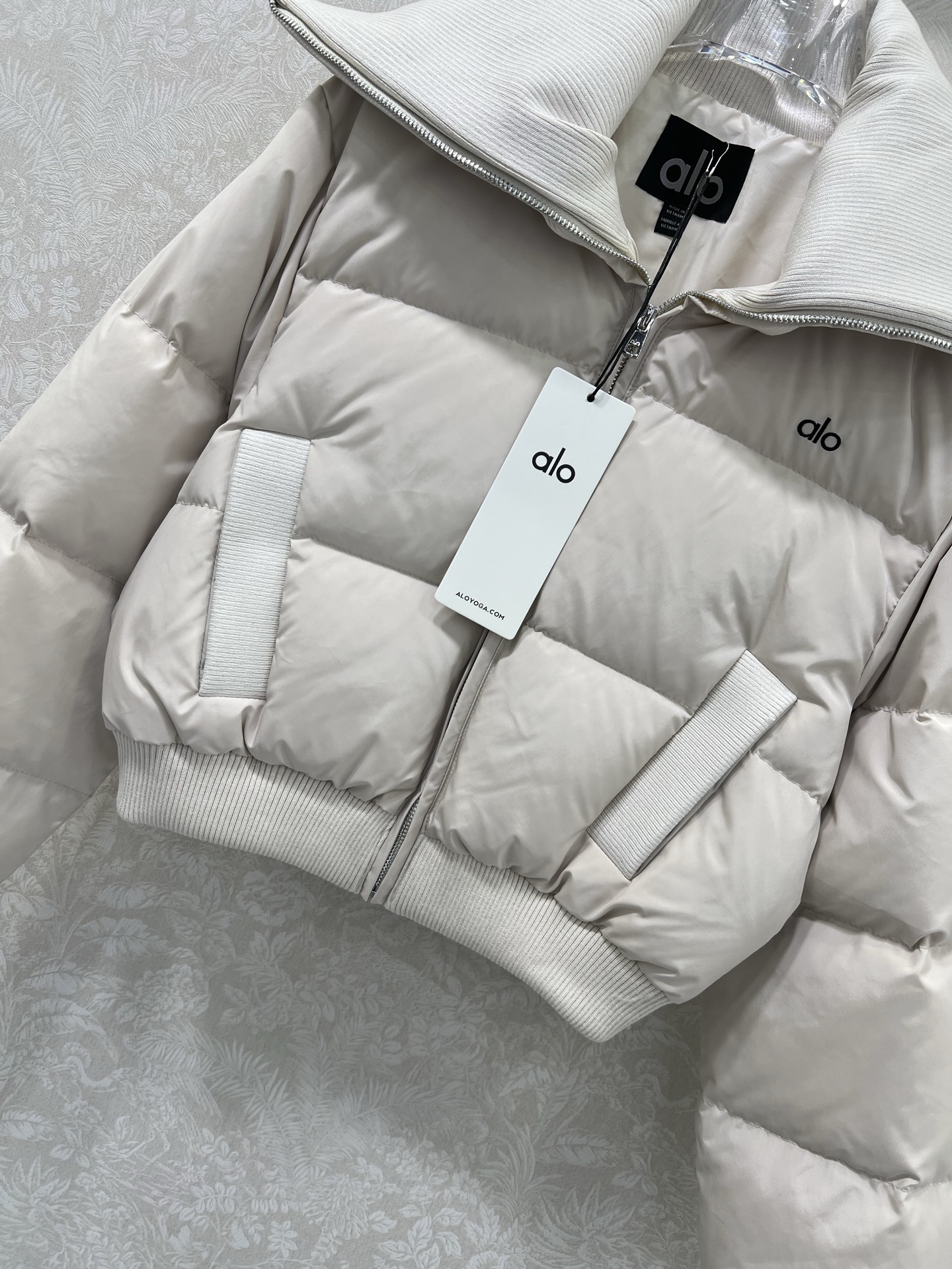 🔥🔥alo 25新款三格羽绒服！90白鸭绒 欧美风十足时髦三格大翻领蓬松保暖羽绒服，轻盈舒适自带发热保暖