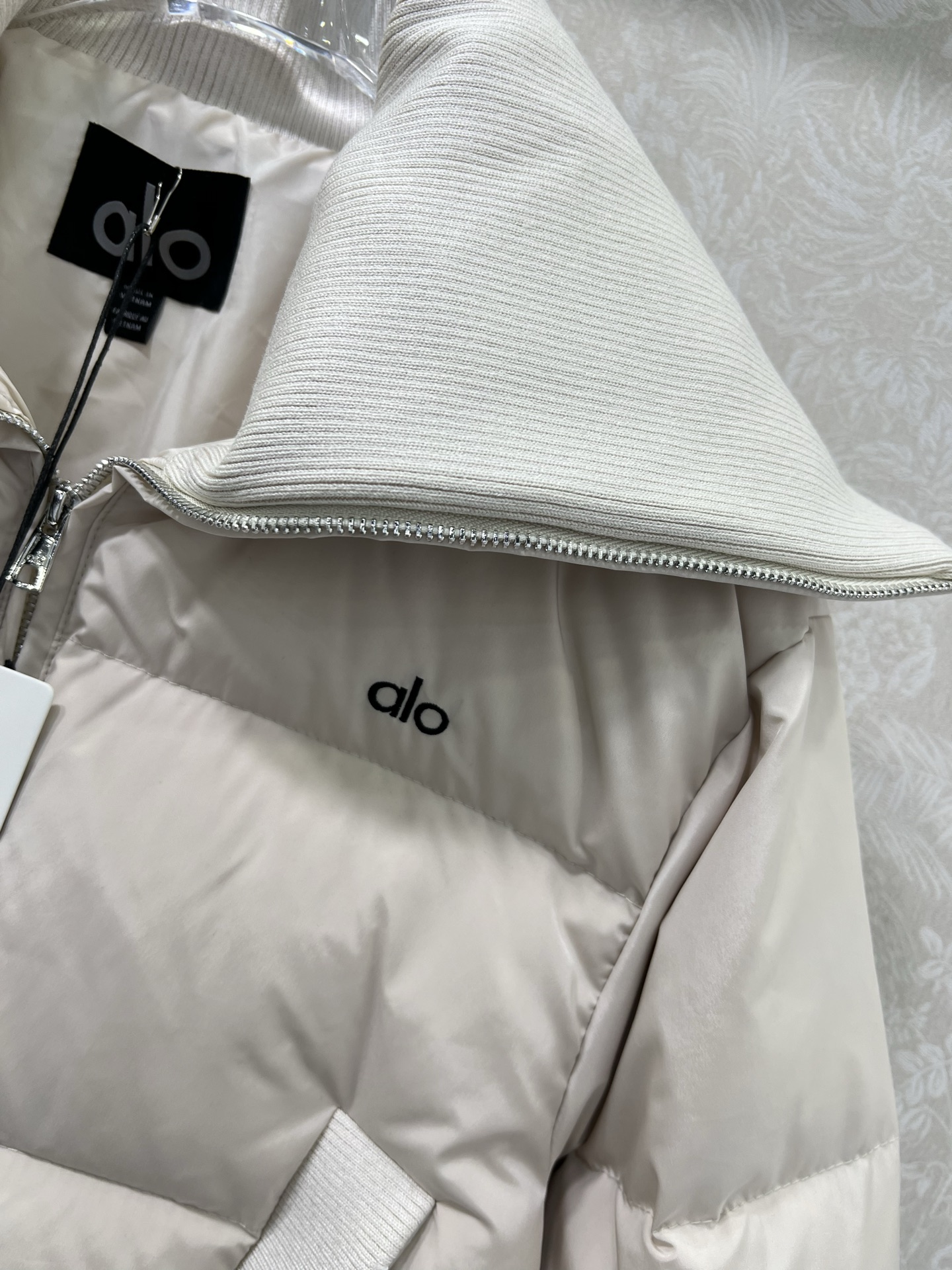 🔥🔥alo 25新款三格羽绒服！90白鸭绒 欧美风十足时髦三格大翻领蓬松保暖羽绒服，轻盈舒适自带发热保暖