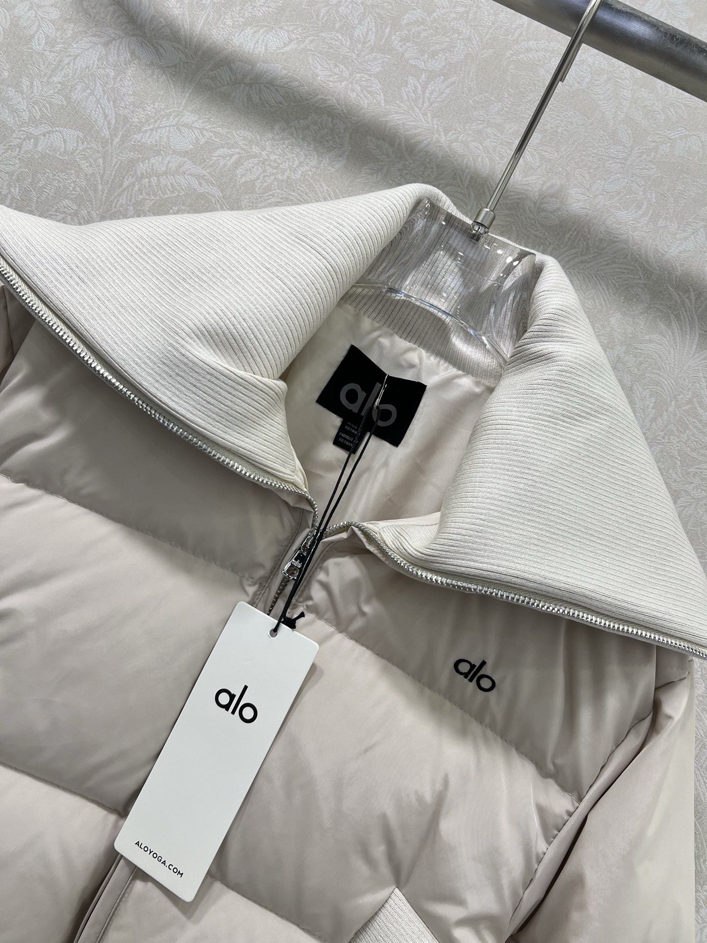 🔥🔥alo 25新款三格羽绒服！90白鸭绒 欧美风十足时髦三格大翻领蓬松保暖羽绒服，轻盈舒适自带发热保暖