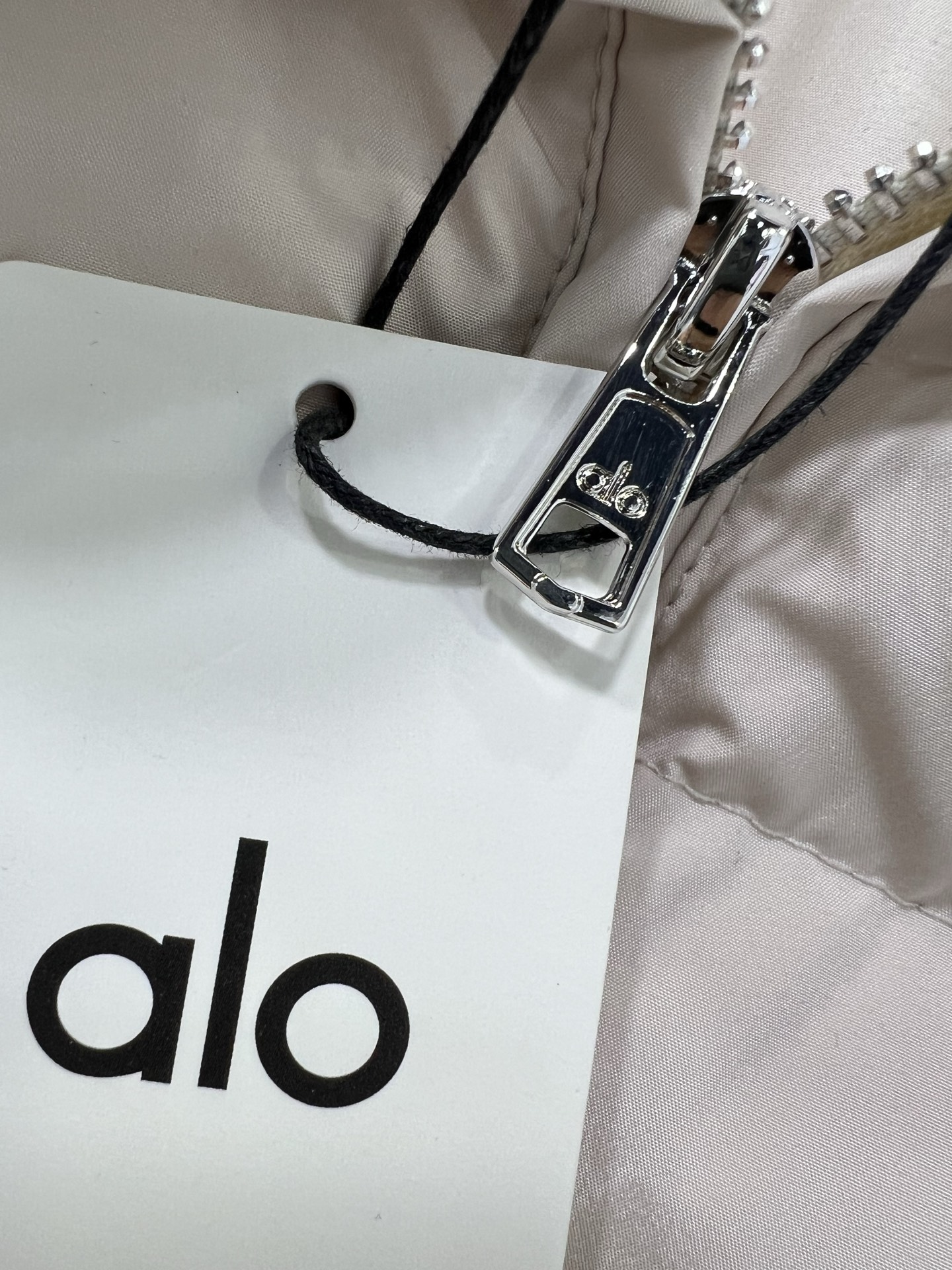 🔥🔥alo 25新款三格羽绒服！90白鸭绒 欧美风十足时髦三格大翻领蓬松保暖羽绒服，轻盈舒适自带发热保暖