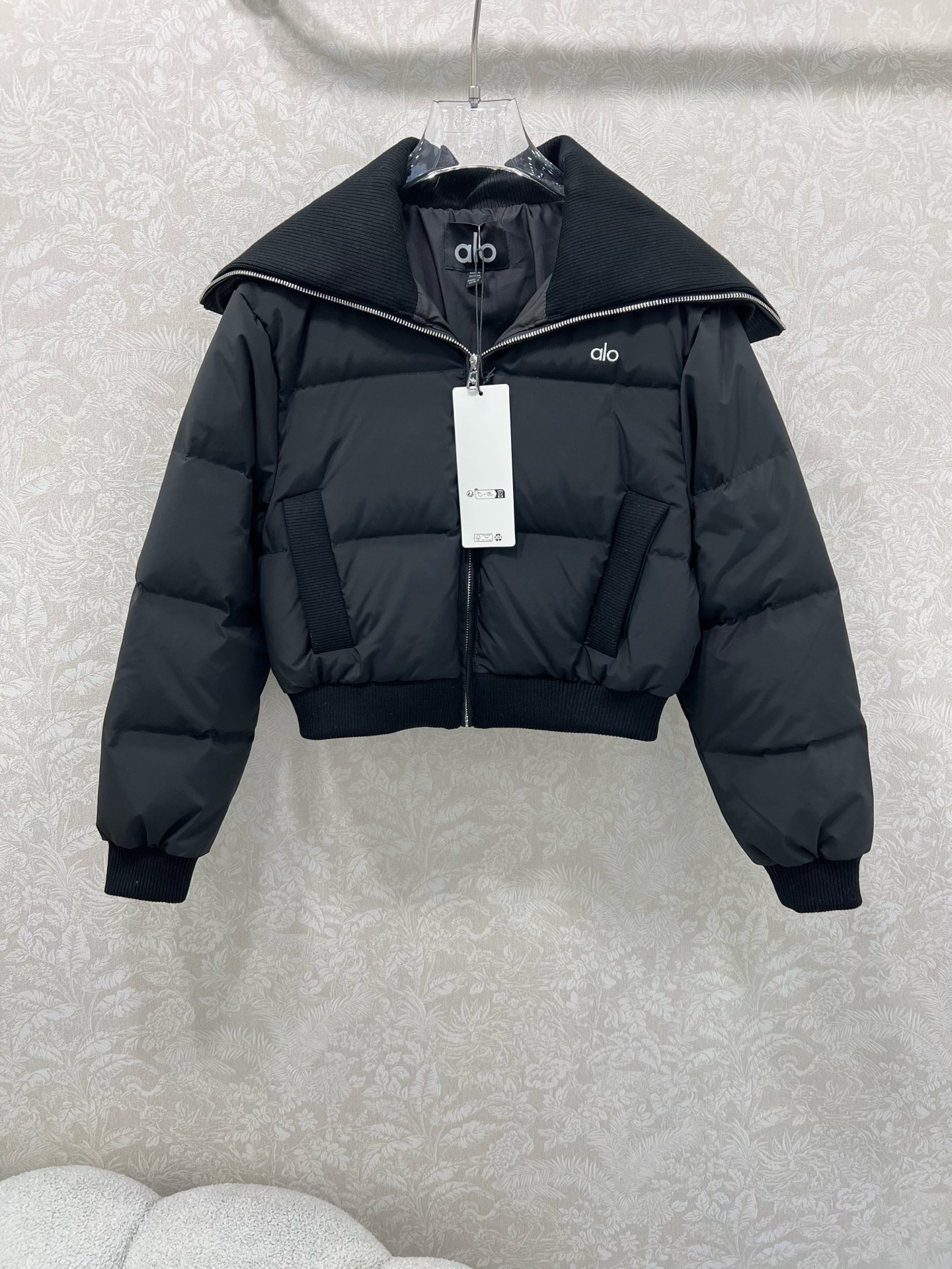 🔥🔥alo 25新款三格羽绒服！90白鸭绒 欧美风十足时髦三格大翻领蓬松保暖羽绒服，轻盈舒适自带发热保暖