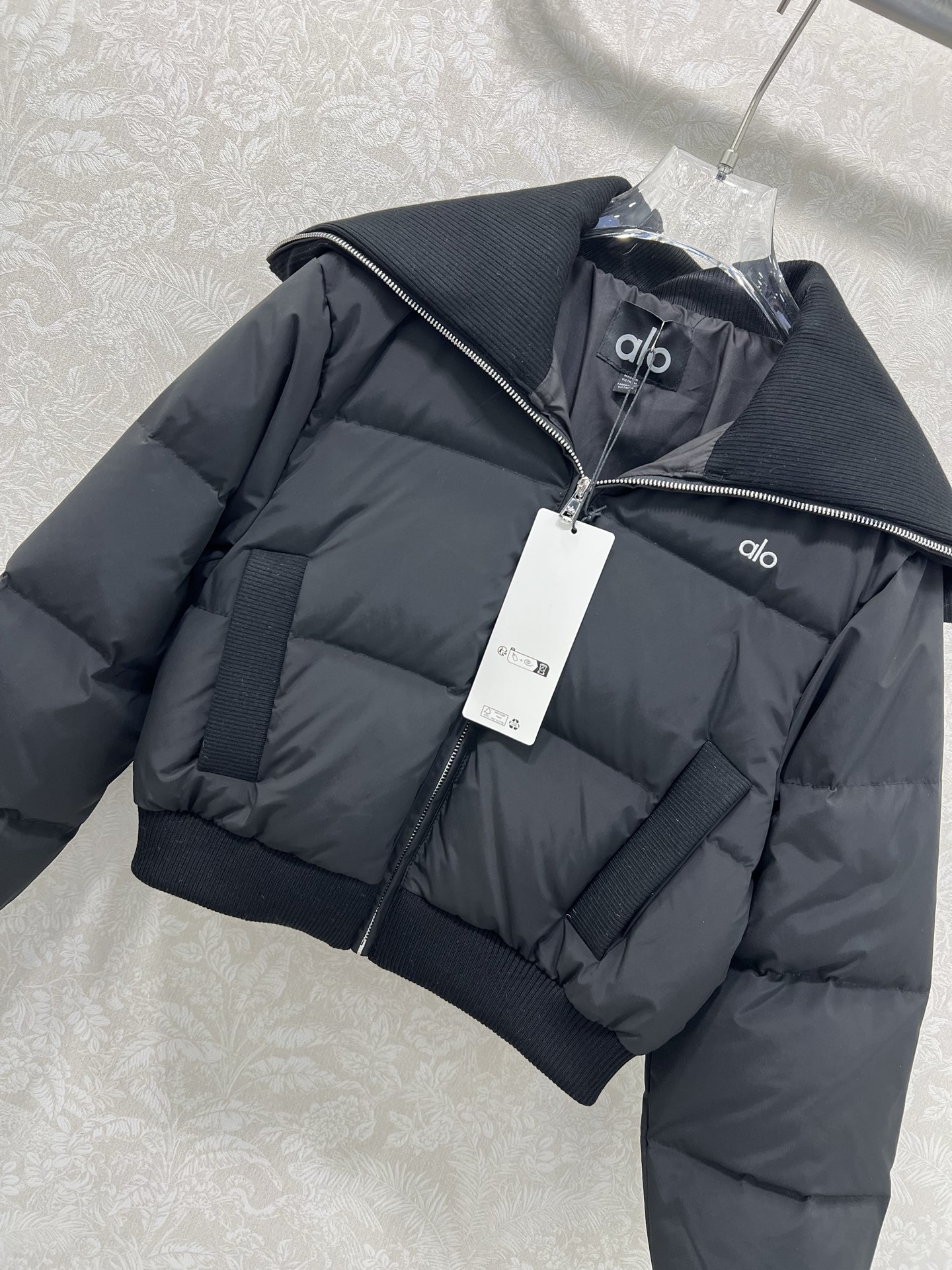 🔥🔥alo 25新款三格羽绒服！90白鸭绒 欧美风十足时髦三格大翻领蓬松保暖羽绒服，轻盈舒适自带发热保暖