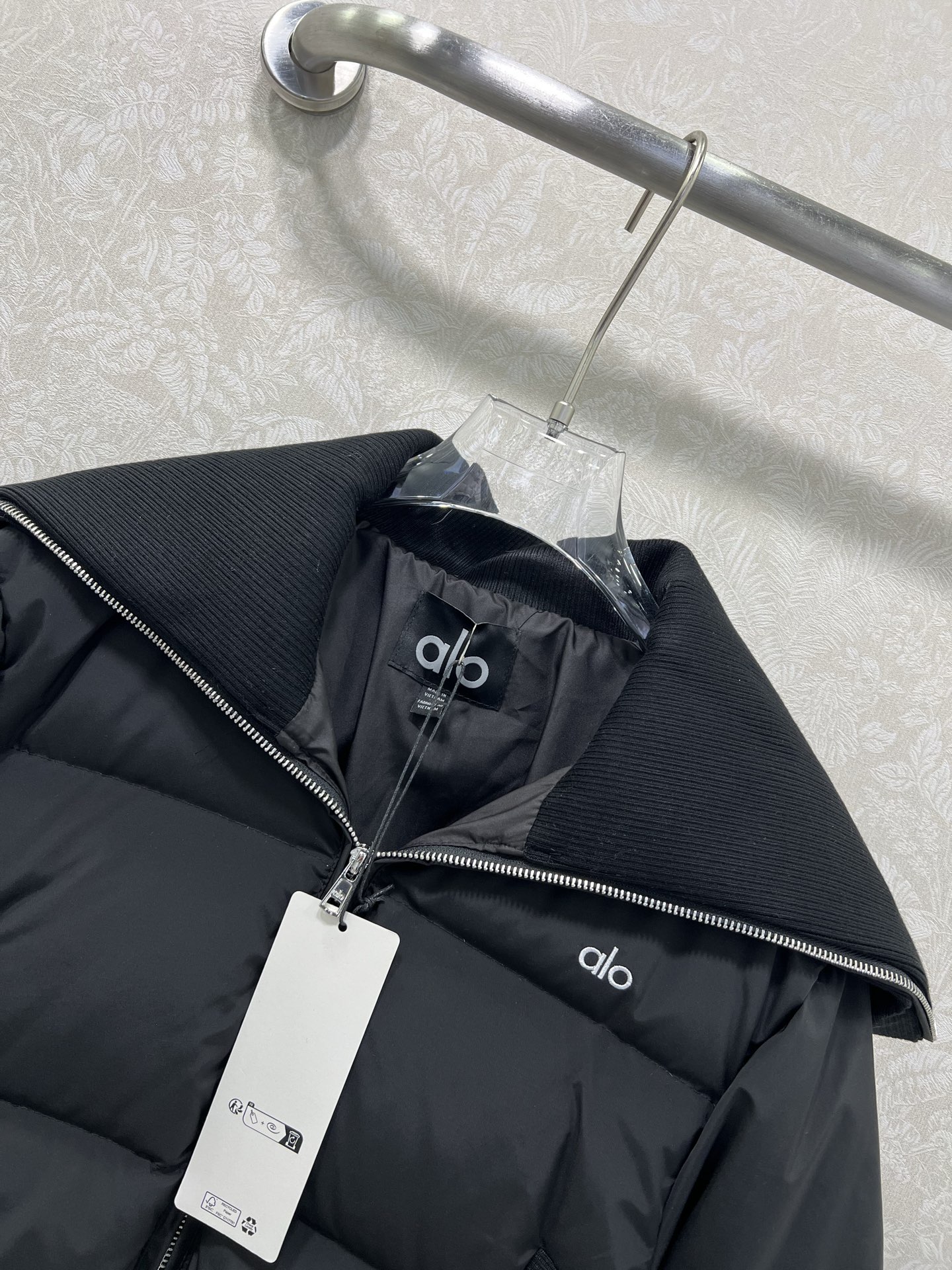 🔥🔥alo 25新款三格羽绒服！90白鸭绒 欧美风十足时髦三格大翻领蓬松保暖羽绒服，轻盈舒适自带发热保暖