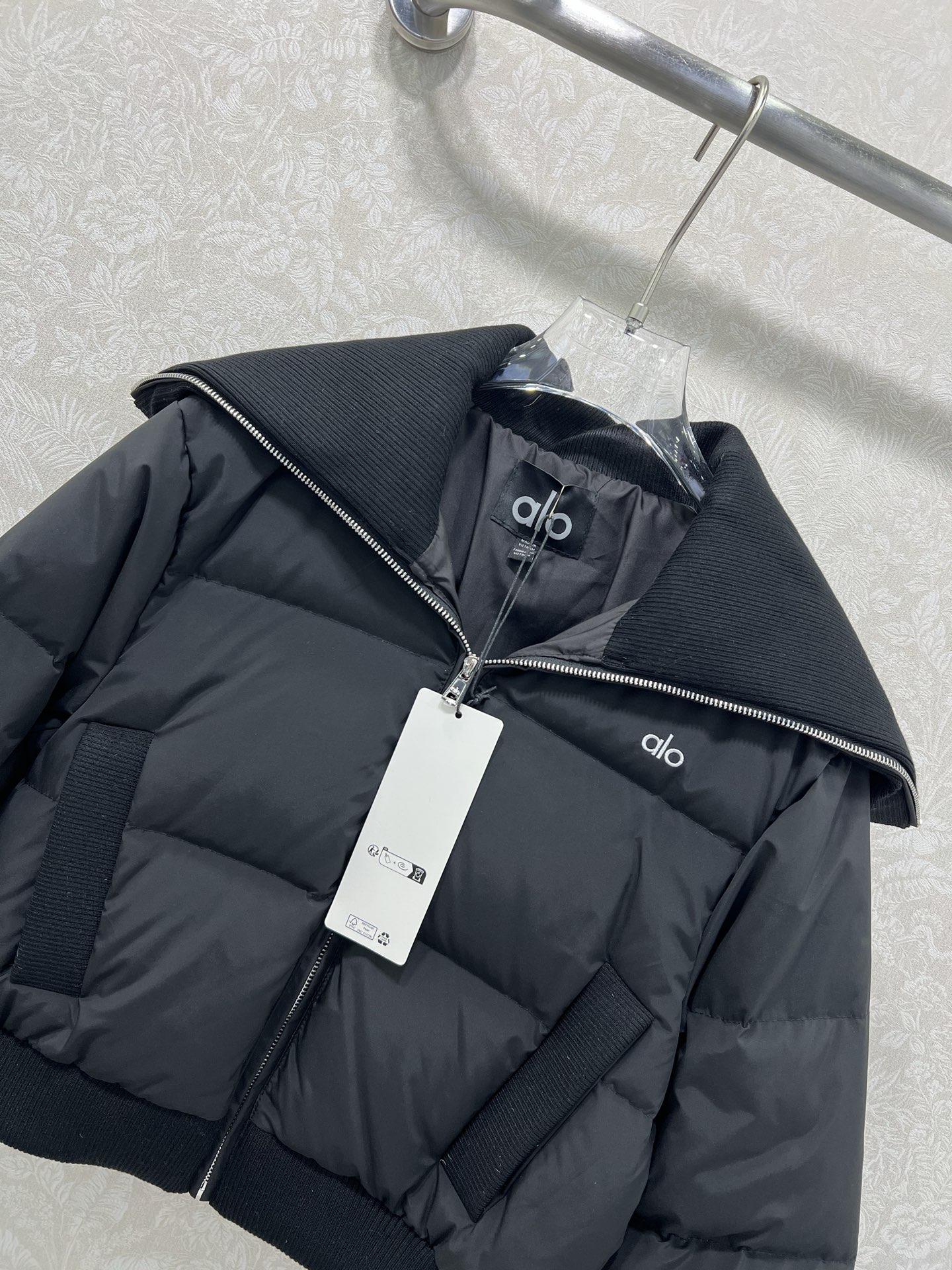 🔥🔥alo 25新款三格羽绒服！90白鸭绒 欧美风十足时髦三格大翻领蓬松保暖羽绒服，轻盈舒适自带发热保暖