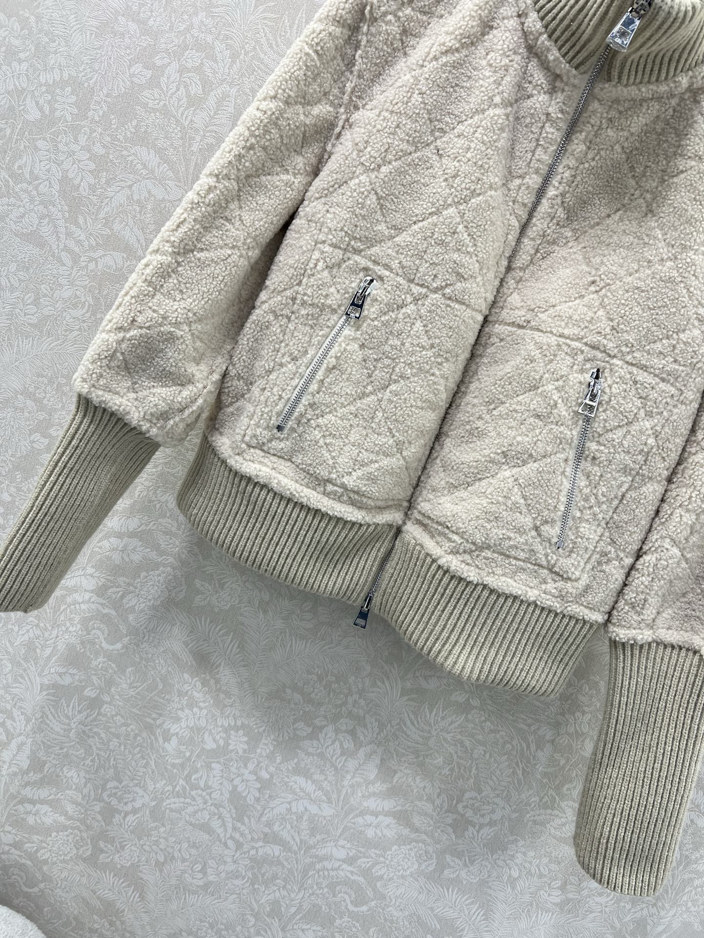 🔥🔥Dio*25新款两面穿环保再生毛夹克外套定制YB进口材质，质感细腻，穿搭舒适，立领拉链夹克外套，两面