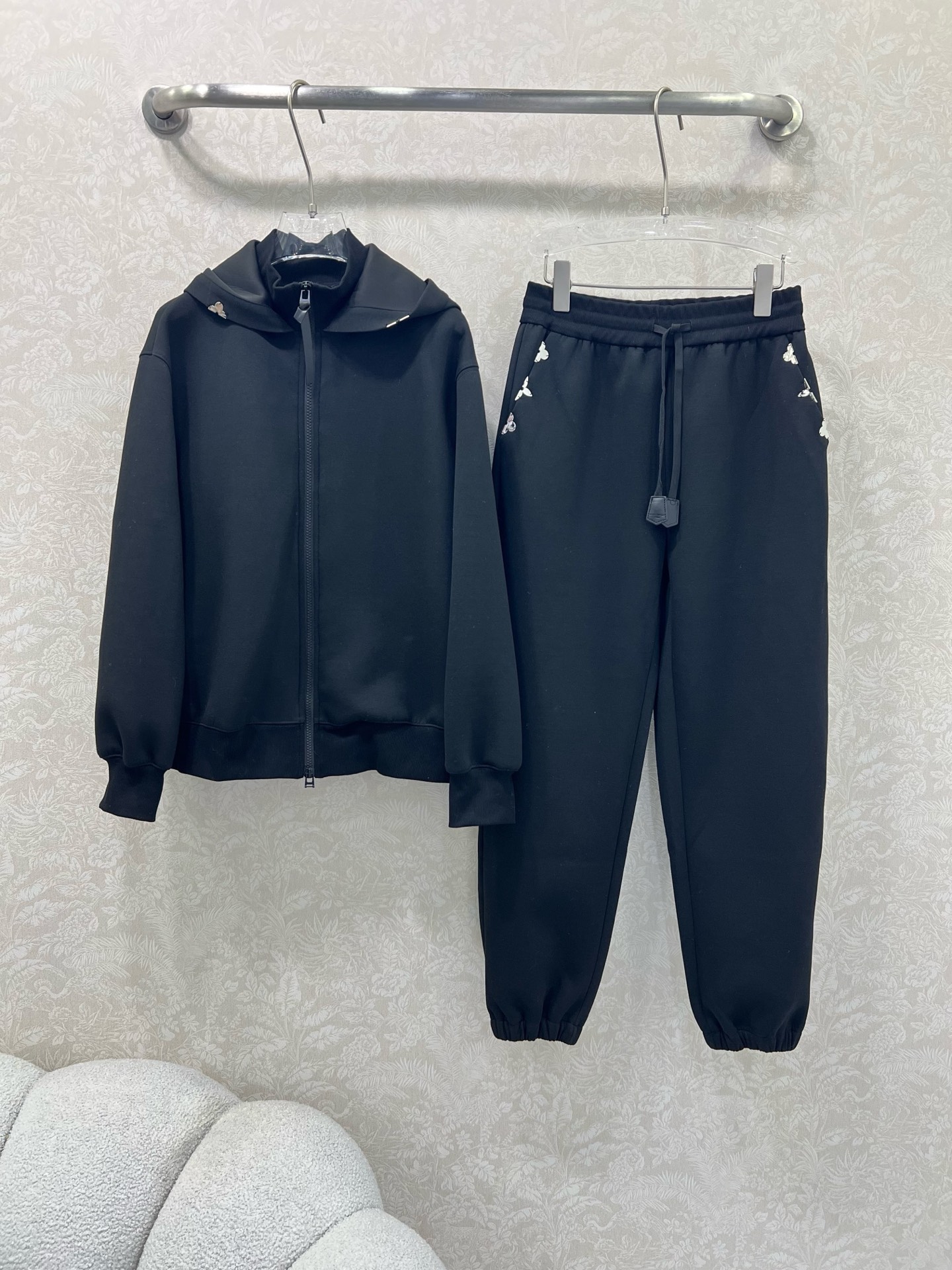 🔥🔥LOUIS VUITT*N路易/威登 25新款套装 连帽外套➕束脚裤的组合 超级简单大气的净色系列 