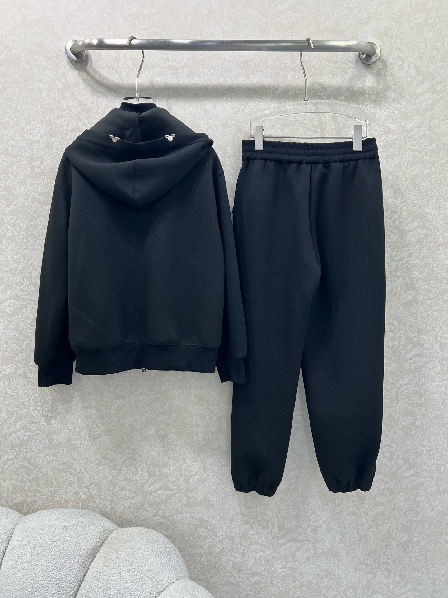 🔥🔥LOUIS VUITT*N路易/威登 25新款套装 连帽外套➕束脚裤的组合 超级简单大气的净色系列 