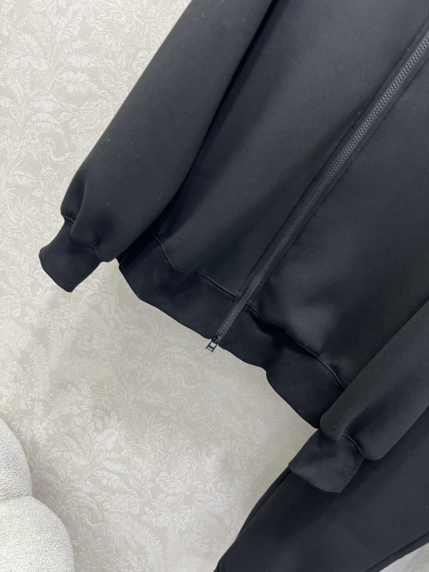 🔥🔥LOUIS VUITT*N路易/威登 25新款套装 连帽外套➕束脚裤的组合 超级简单大气的净色系列 