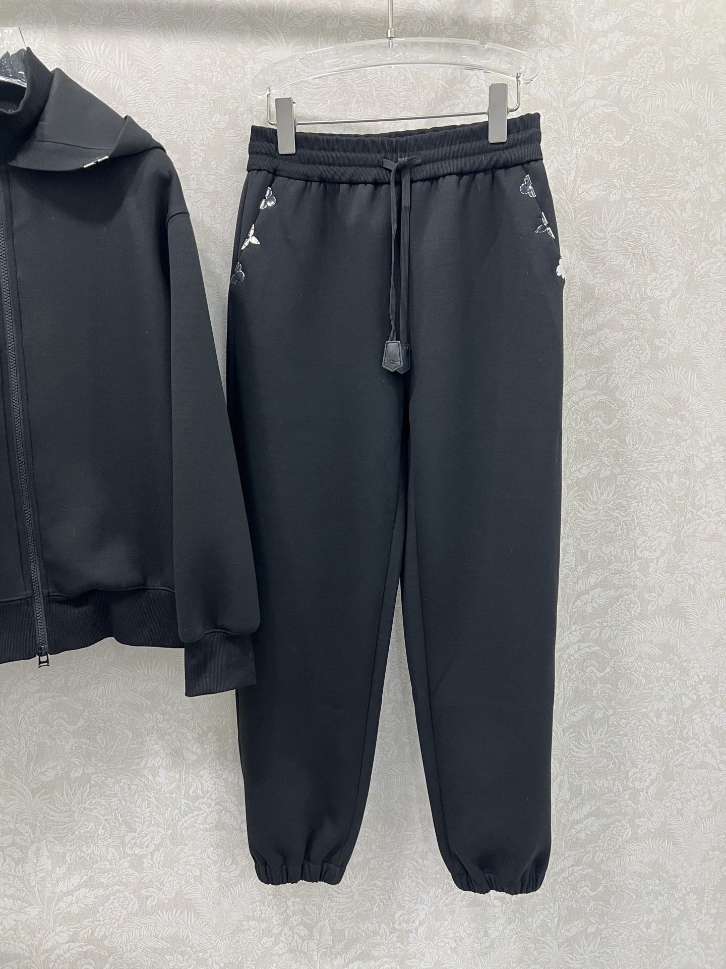 🔥🔥LOUIS VUITT*N路易/威登 25新款套装 连帽外套➕束脚裤的组合 超级简单大气的净色系列 