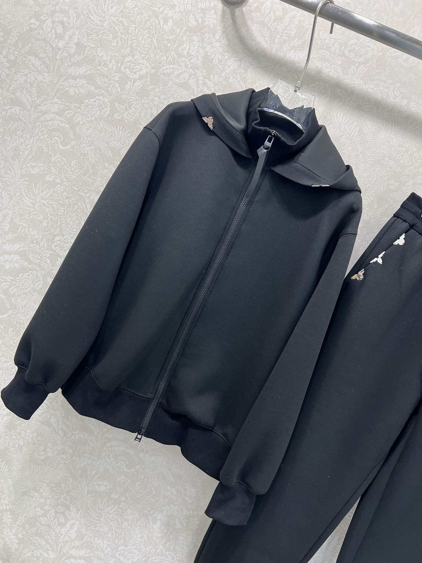 🔥🔥LOUIS VUITT*N路易/威登 25新款套装 连帽外套➕束脚裤的组合 超级简单大气的净色系列 