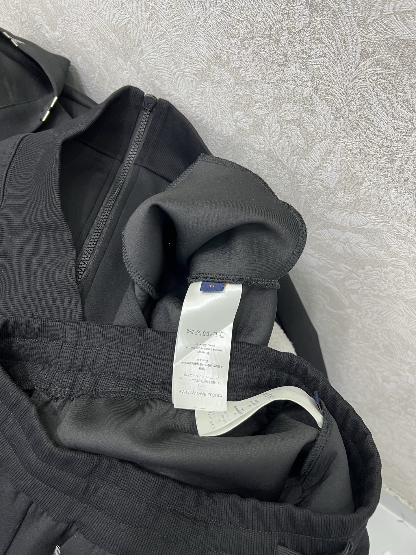 🔥🔥LOUIS VUITT*N路易/威登 25新款套装 连帽外套➕束脚裤的组合 超级简单大气的净色系列 