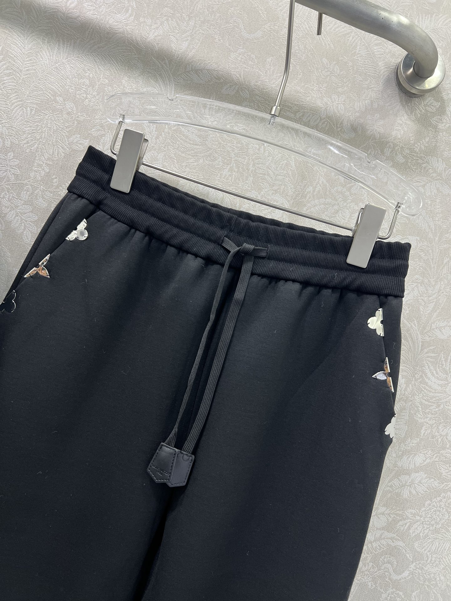 🔥🔥LOUIS VUITT*N路易/威登 25新款套装 连帽外套➕束脚裤的组合 超级简单大气的净色系列 