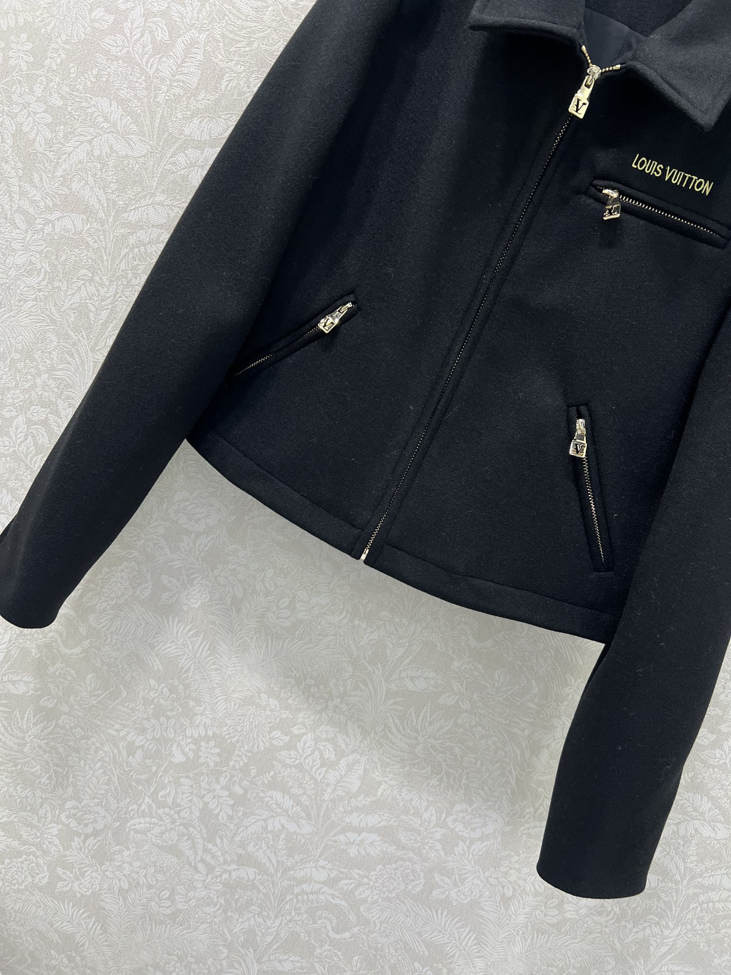 🔥🔥LOUIS VUITT*N路易/威登 25新款毛呢翻领夹克外套！定制进口材质 光泽舒适有型 胸前拉链