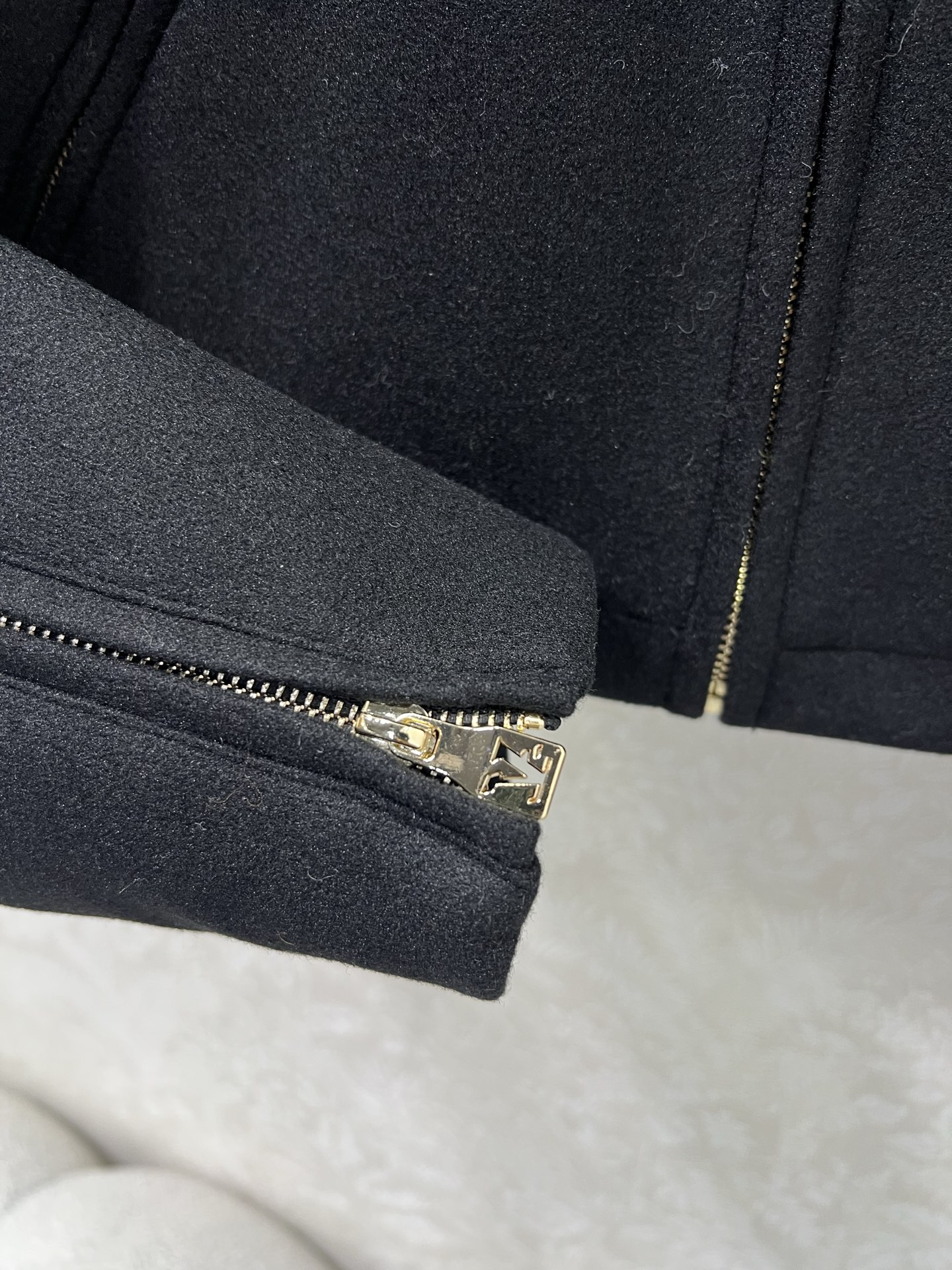 🔥🔥LOUIS VUITT*N路易/威登 25新款毛呢翻领夹克外套！定制进口材质 光泽舒适有型 胸前拉链