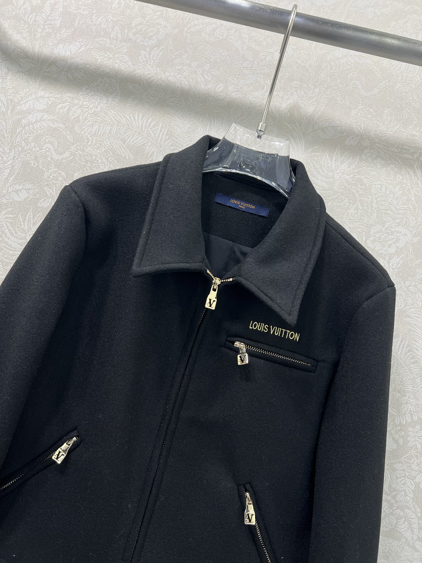 🔥🔥LOUIS VUITT*N路易/威登 25新款毛呢翻领夹克外套！定制进口材质 光泽舒适有型 胸前拉链