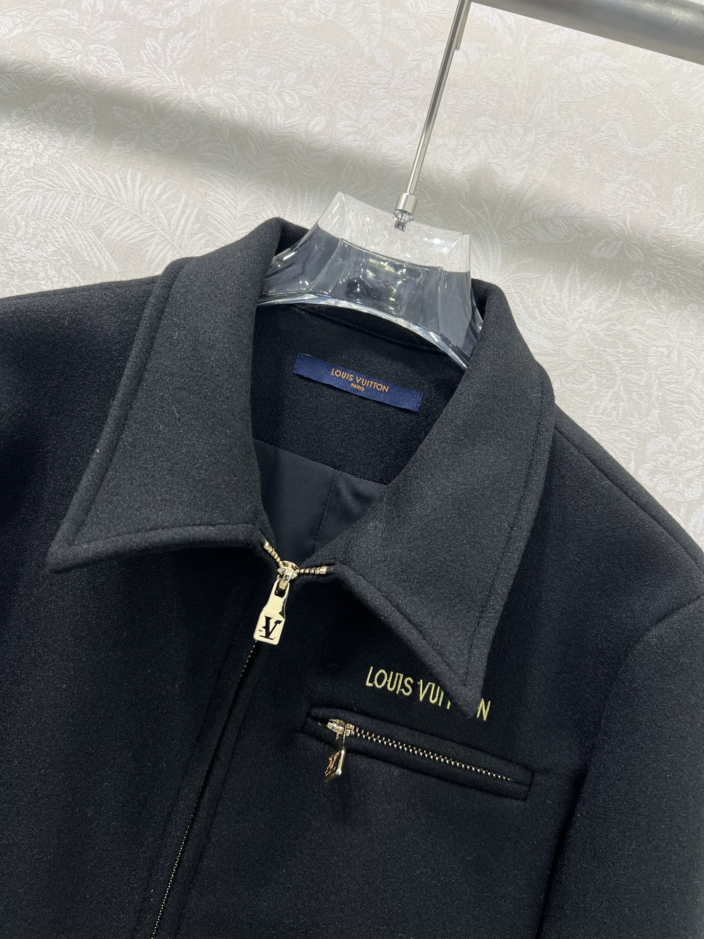 🔥🔥LOUIS VUITT*N路易/威登 25新款毛呢翻领夹克外套！定制进口材质 光泽舒适有型 胸前拉链