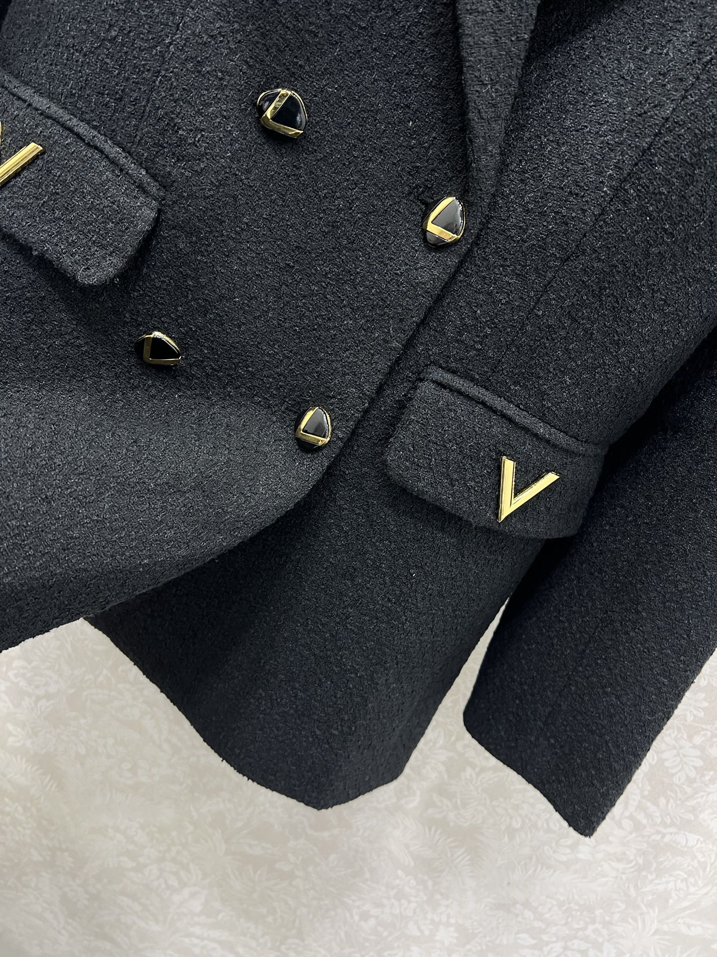 🔥🔥Valentin*25新款镶嵌金标垫肩西装外套进口毛呢材质，肌理明显，挺括有型，正肩枪驳领西装版型，