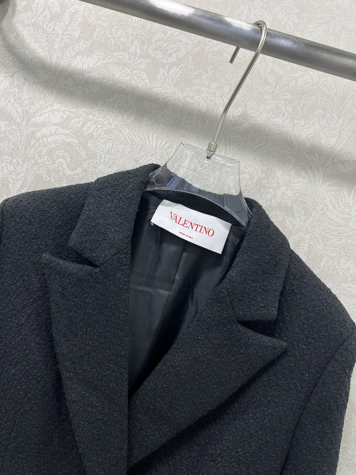 🔥🔥Valentin*25新款镶嵌金标垫肩西装外套进口毛呢材质，肌理明显，挺括有型，正肩枪驳领西装版型，