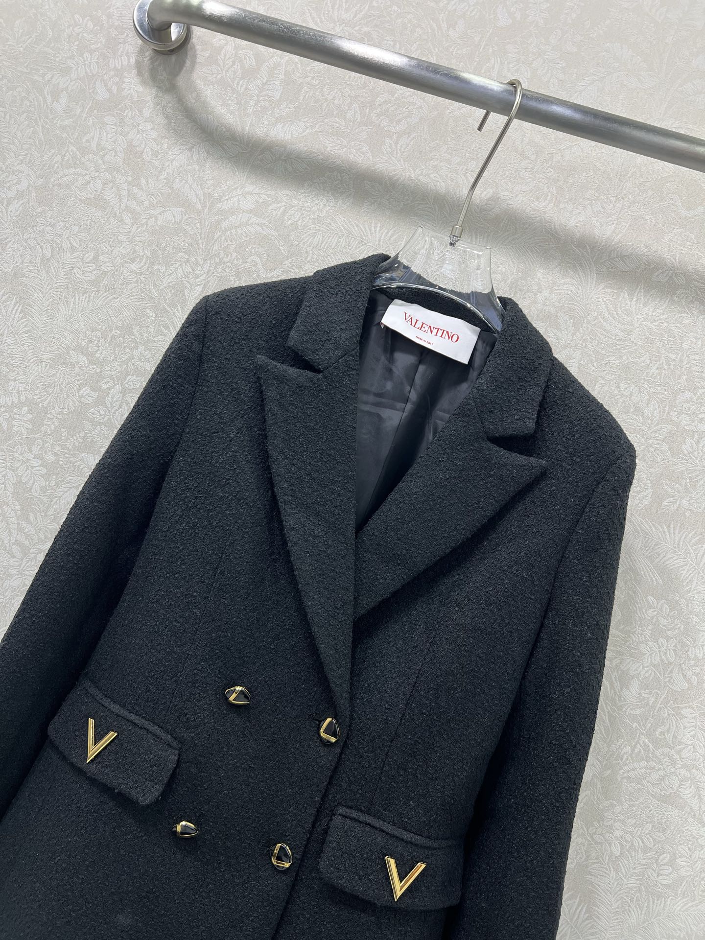 🔥🔥Valentin*25新款镶嵌金标垫肩西装外套进口毛呢材质，肌理明显，挺括有型，正肩枪驳领西装版型，