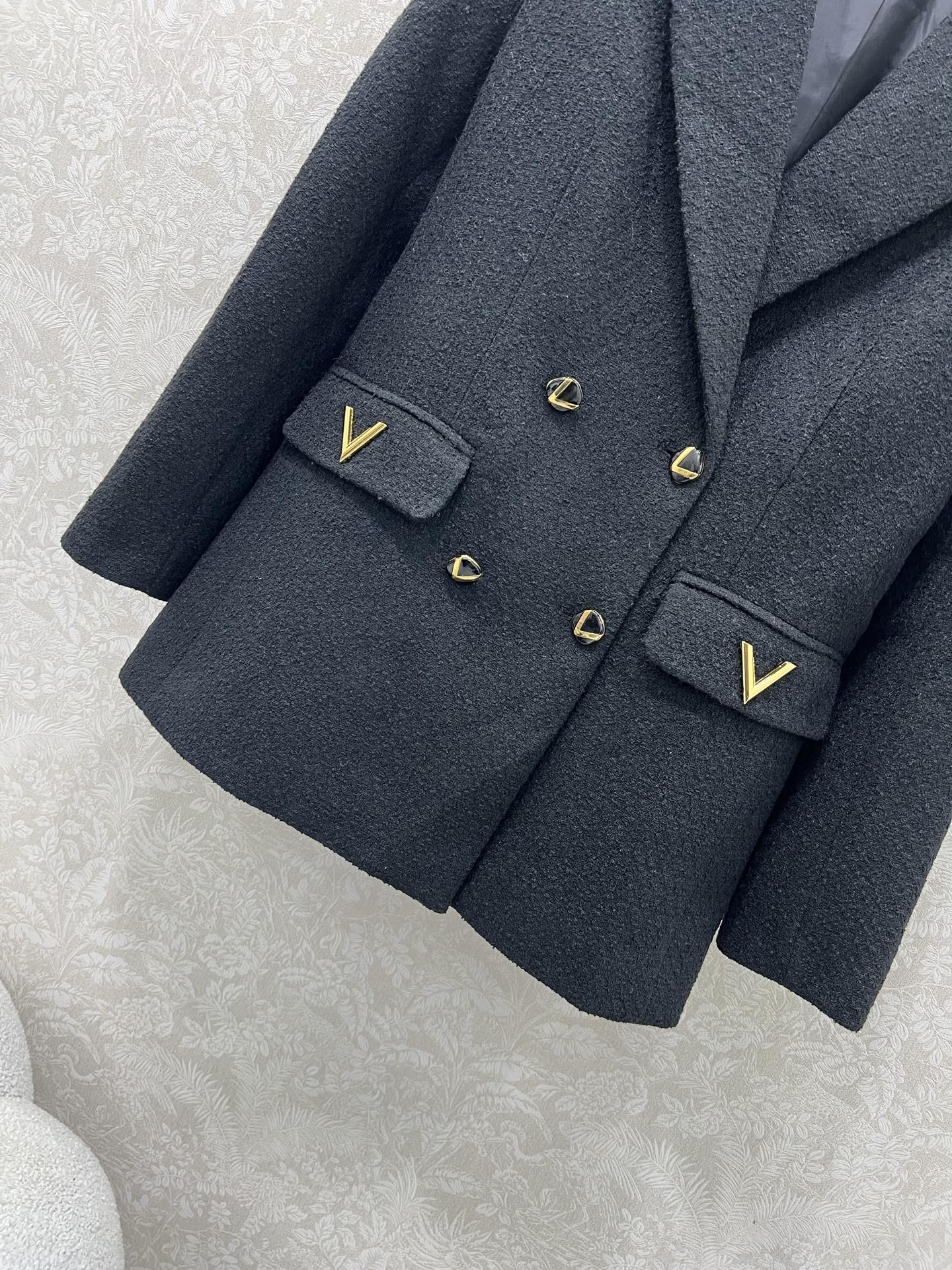 🔥🔥Valentin*25新款镶嵌金标垫肩西装外套进口毛呢材质，肌理明显，挺括有型，正肩枪驳领西装版型，