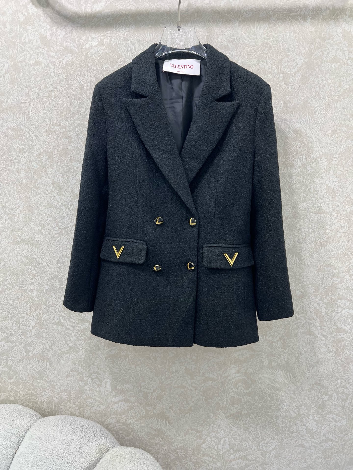 🔥🔥Valentin*25新款镶嵌金标垫肩西装外套进口毛呢材质，肌理明显，挺括有型，正肩枪驳领西装版型，