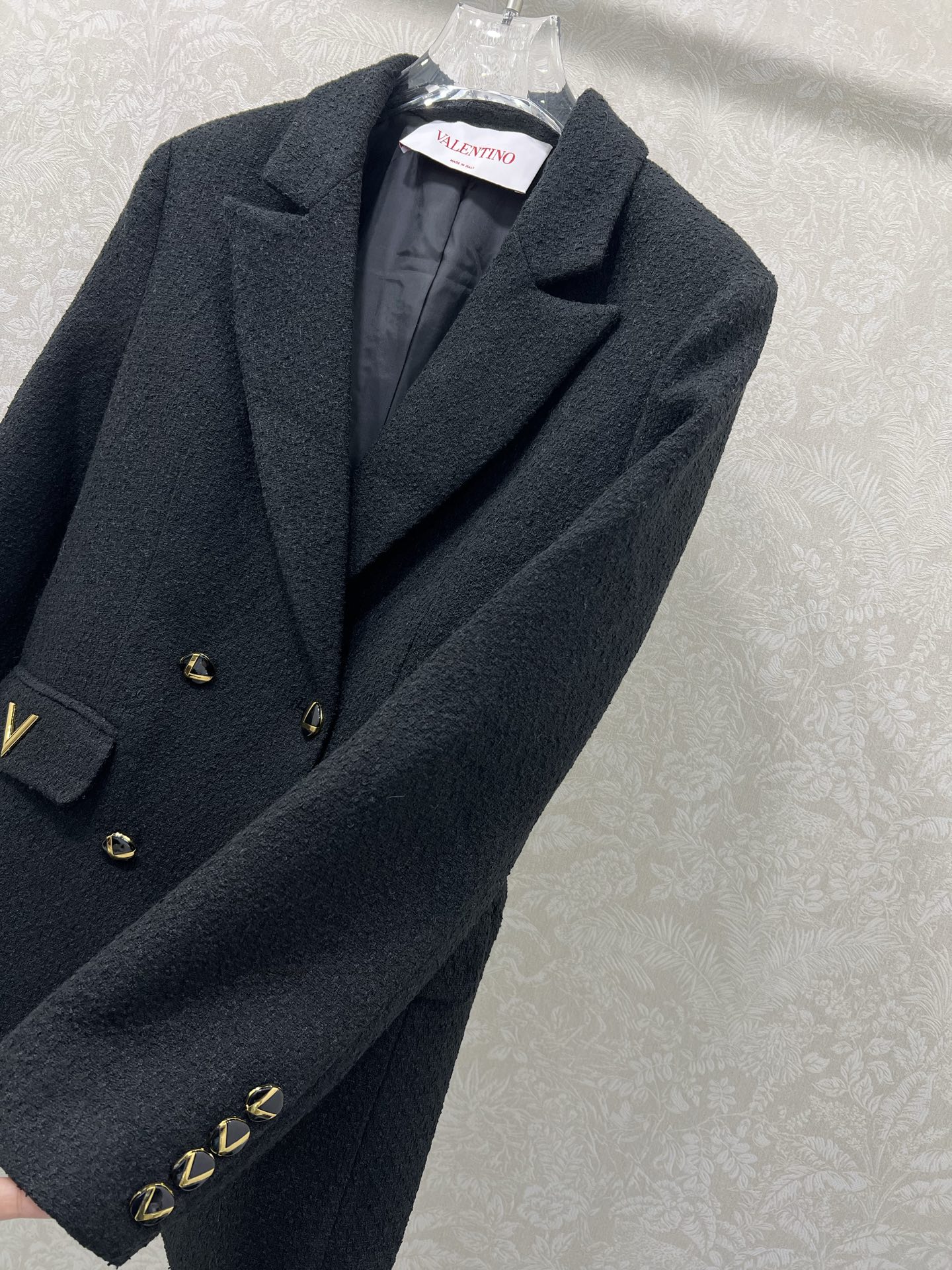 🔥🔥Valentin*25新款镶嵌金标垫肩西装外套进口毛呢材质，肌理明显，挺括有型，正肩枪驳领西装版型，