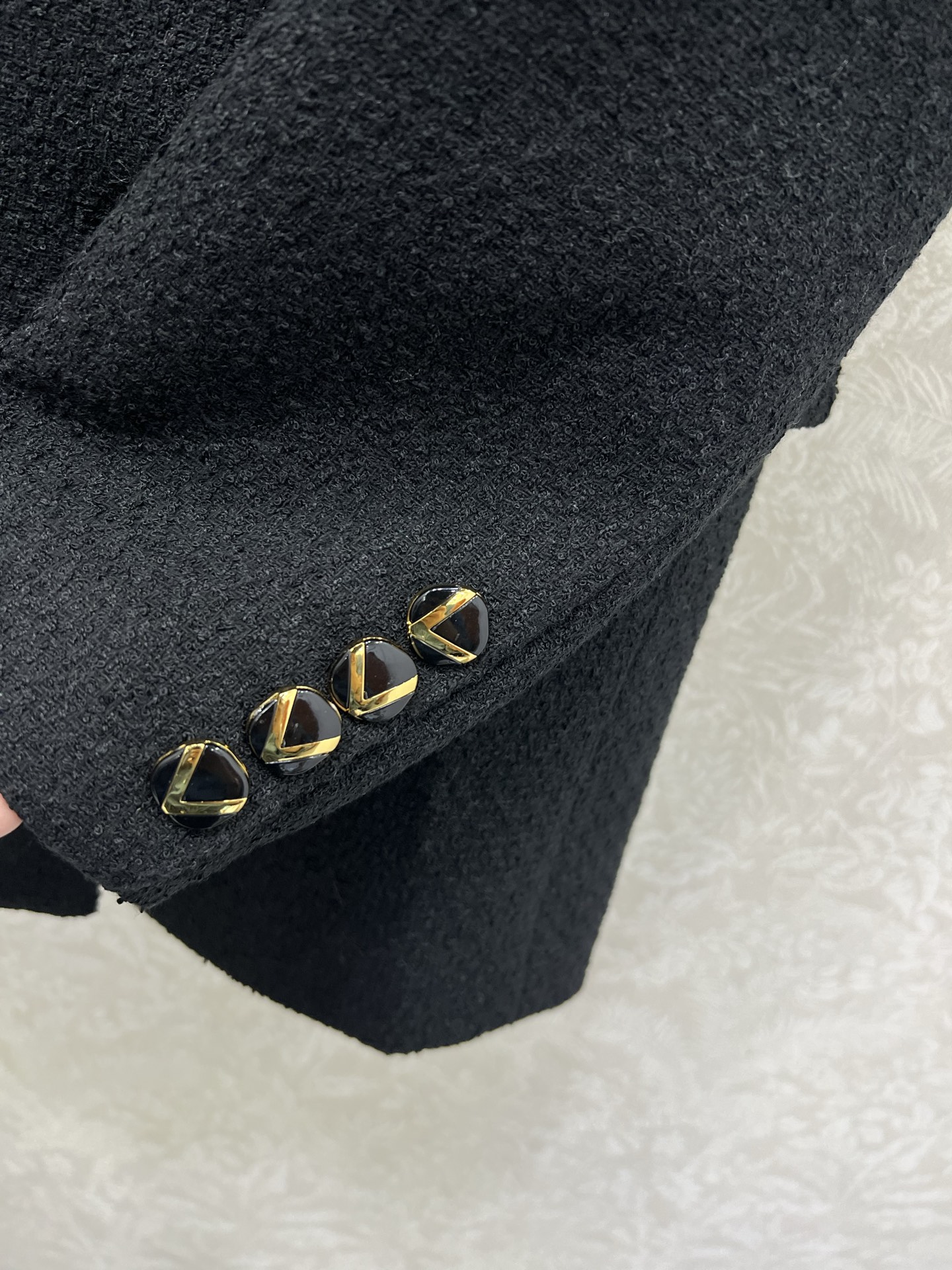 🔥🔥Valentin*25新款镶嵌金标垫肩西装外套进口毛呢材质，肌理明显，挺括有型，正肩枪驳领西装版型，