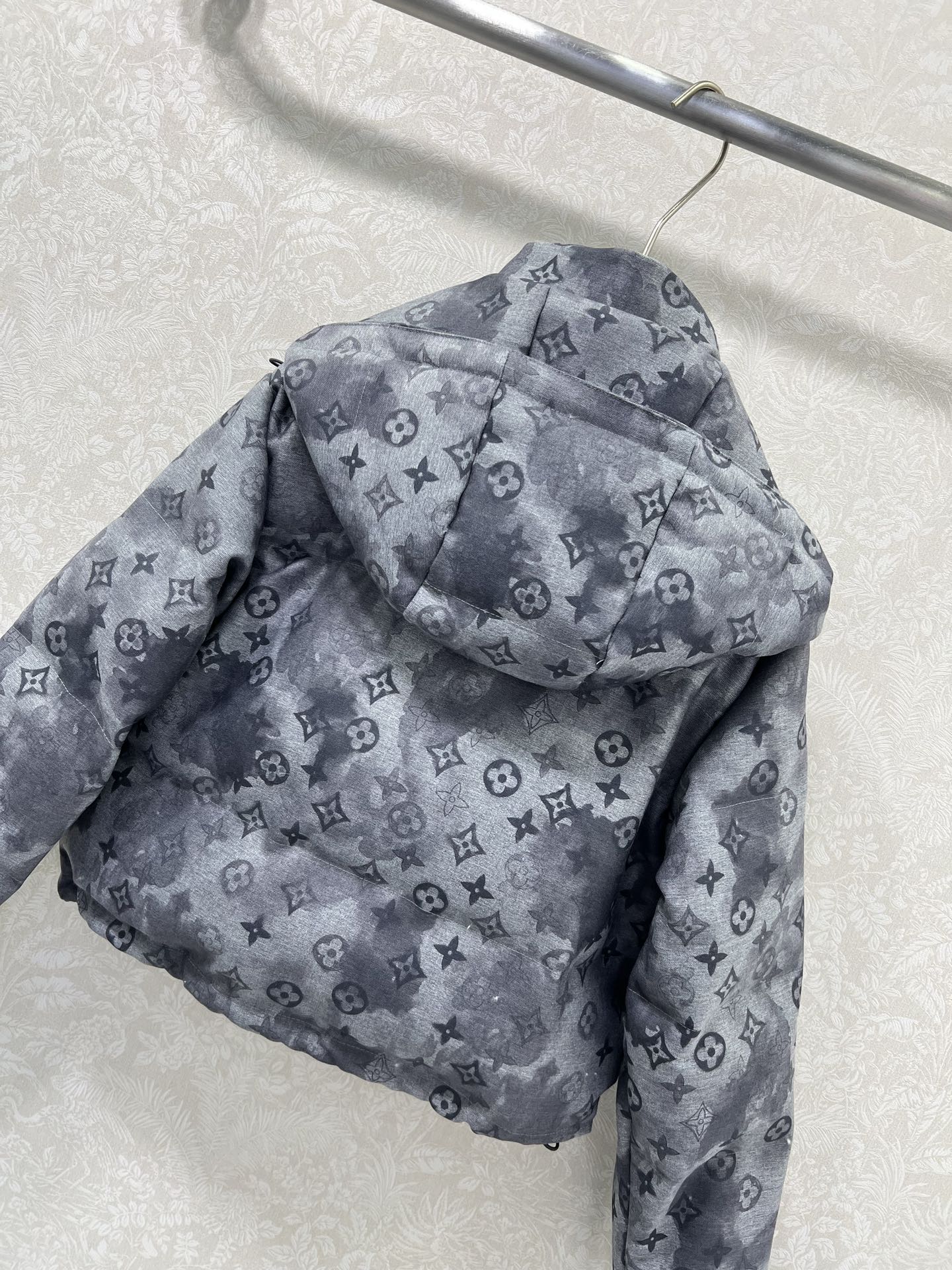 新出晕染灰色🔥🔥Louis Vuitt*n25新款羽绒服 90白鸭绒暗纹提花面料 可拆卸连帽设计 整件老
